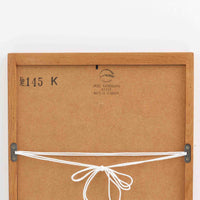 デンマークのデザイナー、Kai Kristiansen（カイ・クリスチャンセン）がAksel Kjersgaard（アクセル・キアスゴー）社のために手がけた立て掛けミラー「No.145」です。オーク材の美しい木目を活かしたフレームは細部まで丁寧に仕上げられ、角の木栓や滑らかな面取りなど北欧家具らしい繊細な職人技が光ります。高さ104cmと程よいサイズ感で、玄関や寝室、リビングなど幅広い空間に馴染みます。背面には壁掛け用の紐が付属していますが、重量があるため立て掛けでの使用をおすすめします。経年により深みを増したオークの質感が空間に温かみを添えるビンテージアイテムです。