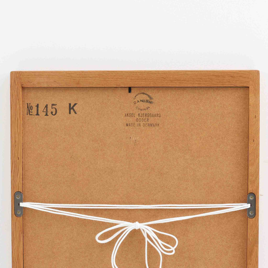 デンマークのデザイナー、Kai Kristiansen（カイ・クリスチャンセン）がAksel Kjersgaard（アクセル・キアスゴー）社のために手がけた立て掛けミラー「No.145」です。オーク材の美しい木目を活かしたフレームは細部まで丁寧に仕上げられ、角の木栓や滑らかな面取りなど北欧家具らしい繊細な職人技が光ります。高さ104cmと程よいサイズ感で、玄関や寝室、リビングなど幅広い空間に馴染みます。背面には壁掛け用の紐が付属していますが、重量があるため立て掛けでの使用をおすすめします。経年により深みを増したオークの質感が空間に温かみを添えるビンテージアイテムです。