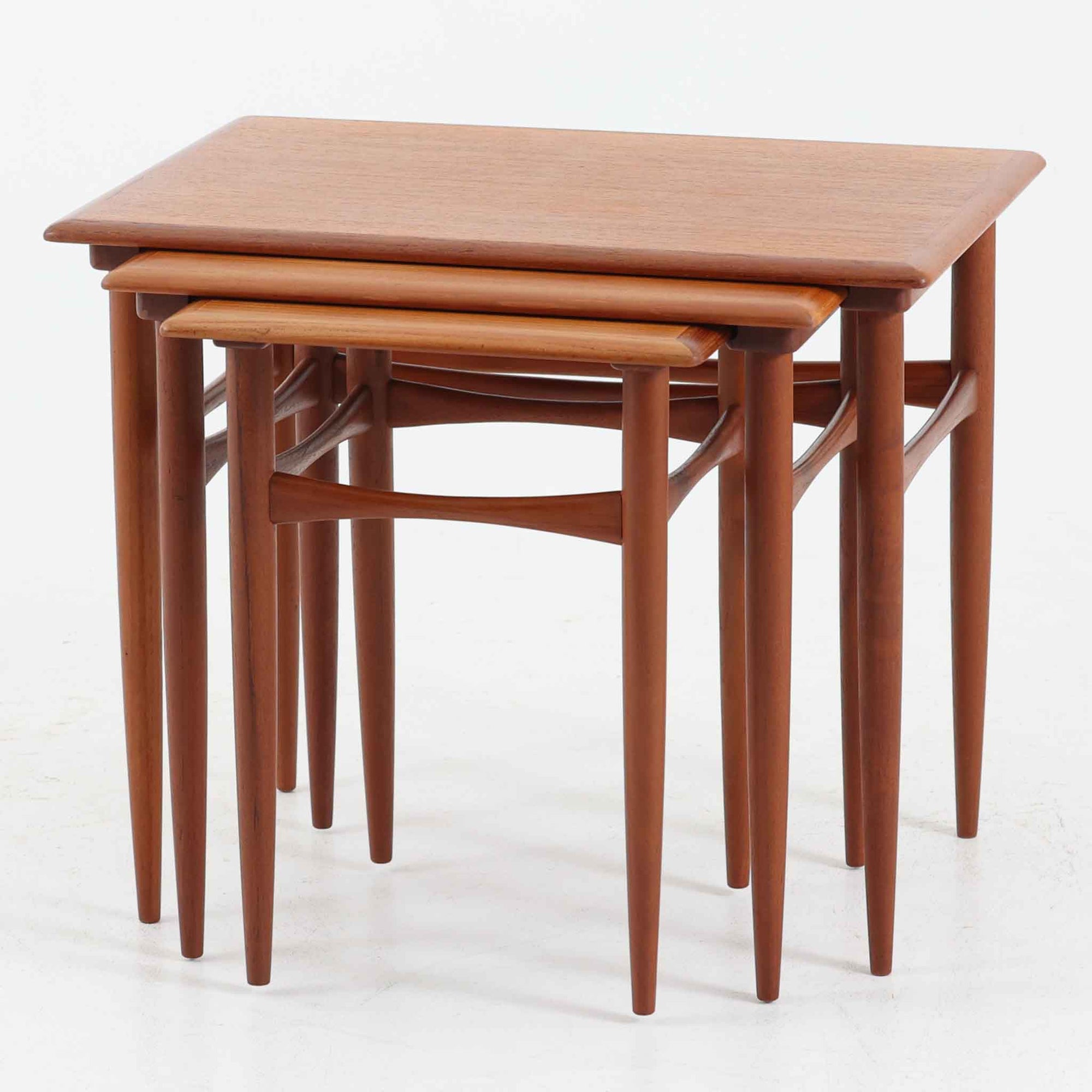 デンマーク製のネストテーブルで、温かみのあるチーク材を用いた北欧ビンテージらしい一品です。サイズ違いの3台が美しく収まり、細く伸びたテーパードレッグや柔らかな面取りが職人技を感じさせます。来客時のサブテーブルやソファ横のサイド使いなど多用途に活躍し、経年による深い色艶が空間に上質な存在感を添えます。