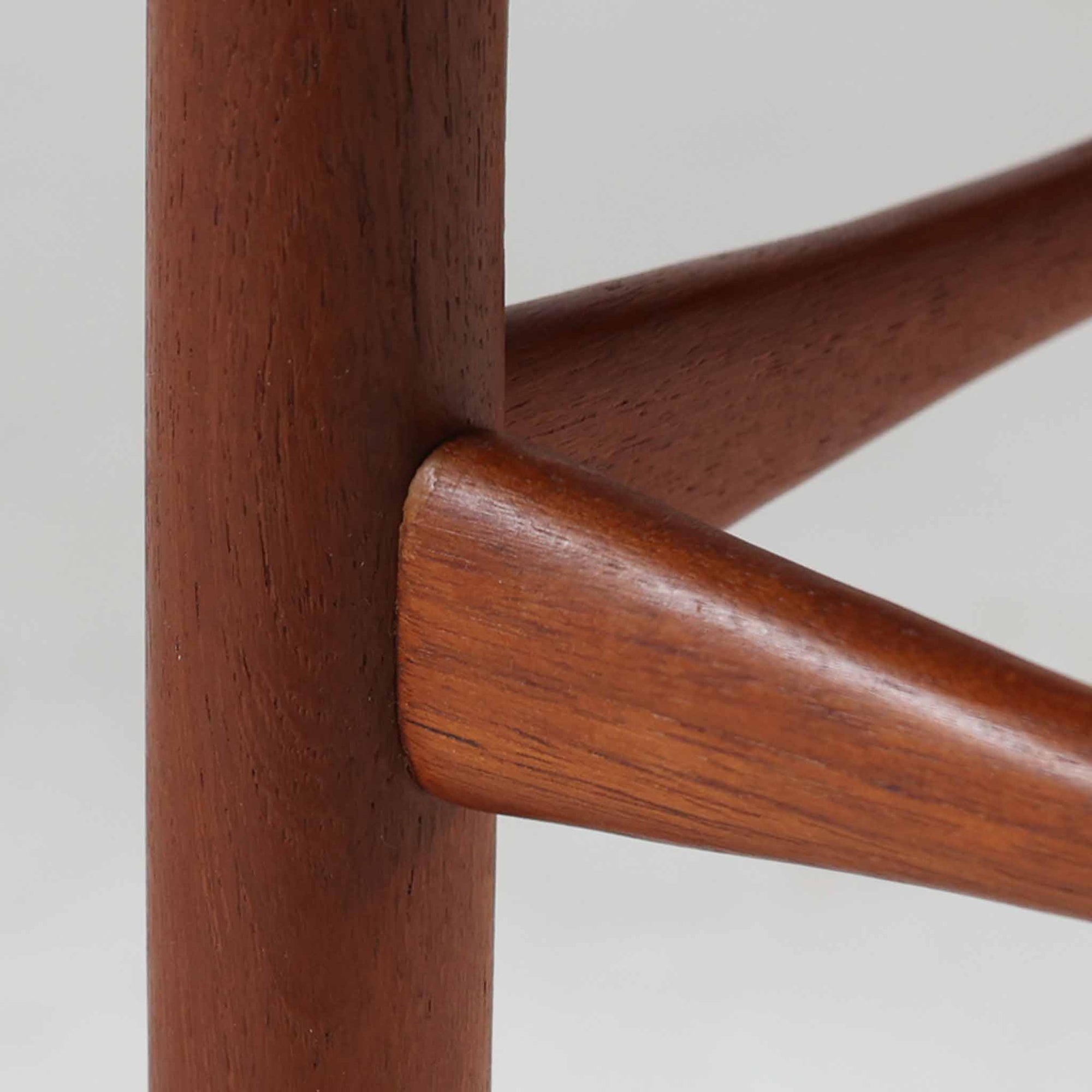 デンマーク製のネストテーブルで、温かみのあるチーク材を用いた北欧ビンテージらしい一品です。サイズ違いの3台が美しく収まり、細く伸びたテーパードレッグや柔らかな面取りが職人技を感じさせます。来客時のサブテーブルやソファ横のサイド使いなど多用途に活躍し、経年による深い色艶が空間に上質な存在感を添えます。