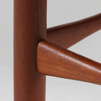 デンマーク製のネストテーブルで、温かみのあるチーク材を用いた北欧ビンテージらしい一品です。サイズ違いの3台が美しく収まり、細く伸びたテーパードレッグや柔らかな面取りが職人技を感じさせます。来客時のサブテーブルやソファ横のサイド使いなど多用途に活躍し、経年による深い色艶が空間に上質な存在感を添えます。