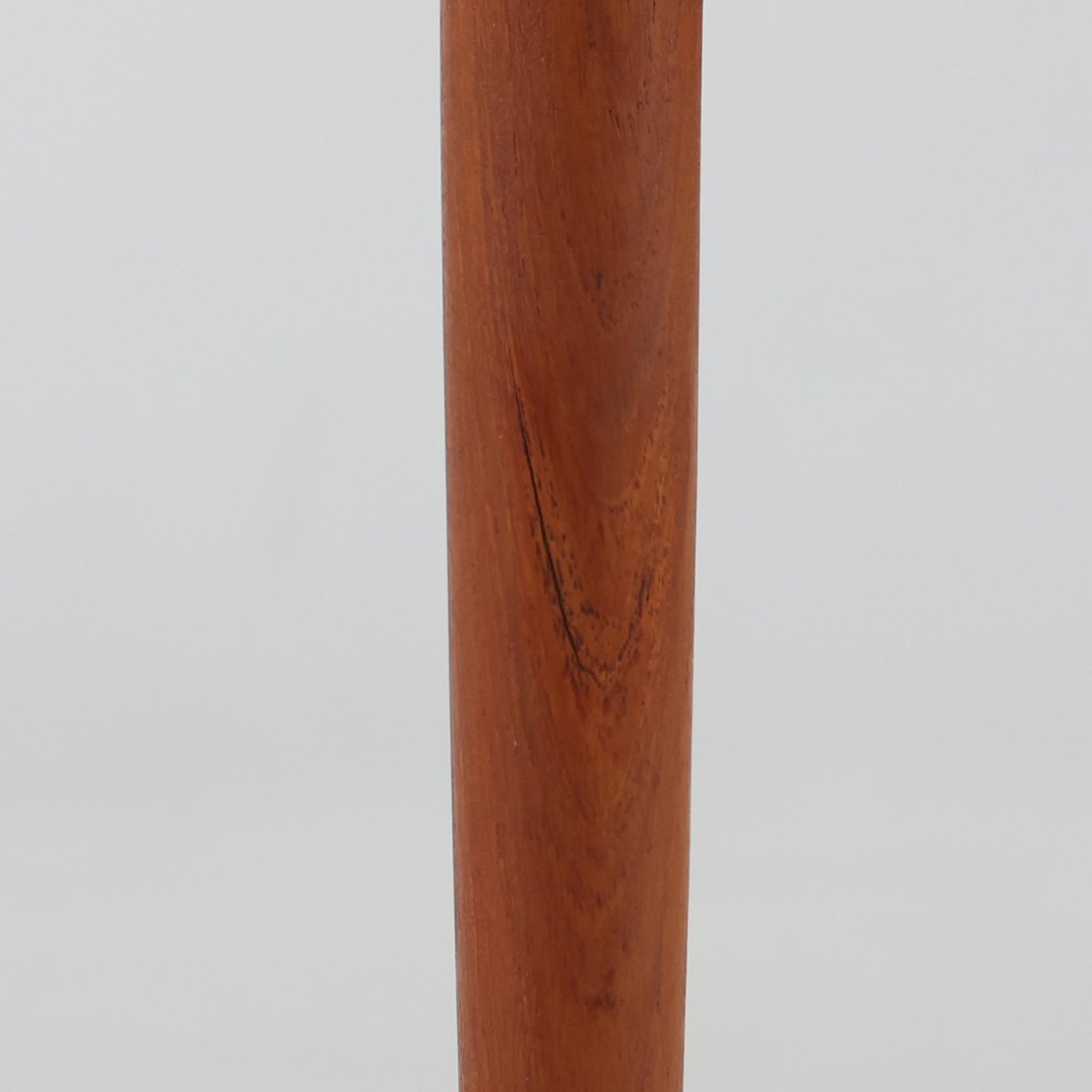 デンマーク製のネストテーブルで、温かみのあるチーク材を用いた北欧ビンテージらしい一品です。サイズ違いの3台が美しく収まり、細く伸びたテーパードレッグや柔らかな面取りが職人技を感じさせます。来客時のサブテーブルやソファ横のサイド使いなど多用途に活躍し、経年による深い色艶が空間に上質な存在感を添えます。