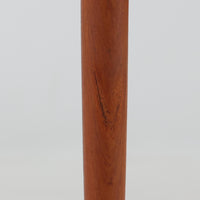 デンマーク製のネストテーブルで、温かみのあるチーク材を用いた北欧ビンテージらしい一品です。サイズ違いの3台が美しく収まり、細く伸びたテーパードレッグや柔らかな面取りが職人技を感じさせます。来客時のサブテーブルやソファ横のサイド使いなど多用途に活躍し、経年による深い色艶が空間に上質な存在感を添えます。