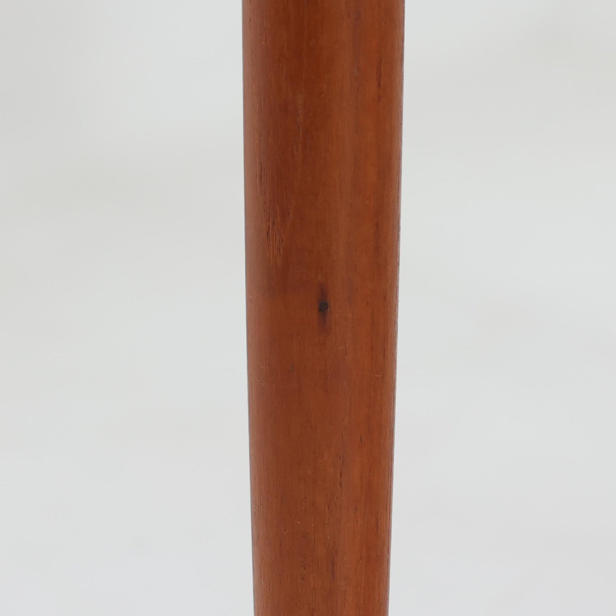 デンマーク製のネストテーブルで、温かみのあるチーク材を用いた北欧ビンテージらしい一品です。サイズ違いの3台が美しく収まり、細く伸びたテーパードレッグや柔らかな面取りが職人技を感じさせます。来客時のサブテーブルやソファ横のサイド使いなど多用途に活躍し、経年による深い色艶が空間に上質な存在感を添えます。