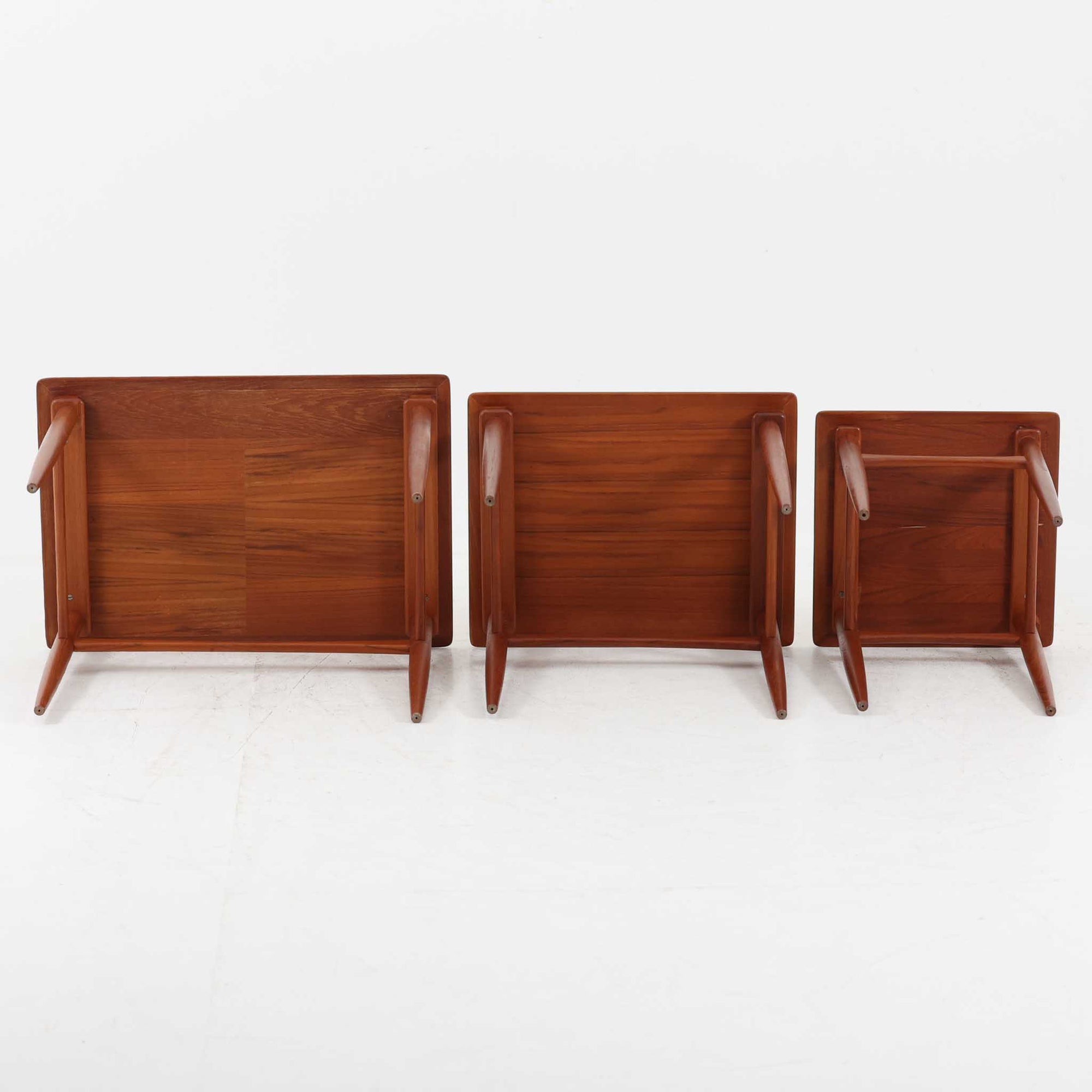 デンマーク製のネストテーブルで、温かみのあるチーク材を用いた北欧ビンテージらしい一品です。サイズ違いの3台が美しく収まり、細く伸びたテーパードレッグや柔らかな面取りが職人技を感じさせます。来客時のサブテーブルやソファ横のサイド使いなど多用途に活躍し、経年による深い色艶が空間に上質な存在感を添えます。