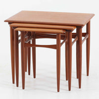 デンマーク製のネストテーブルで、温かみのあるチーク材を用いた北欧ビンテージらしい一品です。サイズ違いの3台が美しく収まり、細く伸びたテーパードレッグや柔らかな面取りが職人技を感じさせます。来客時のサブテーブルやソファ横のサイド使いなど多用途に活躍し、経年による深い色艶が空間に上質な存在感を添えます。