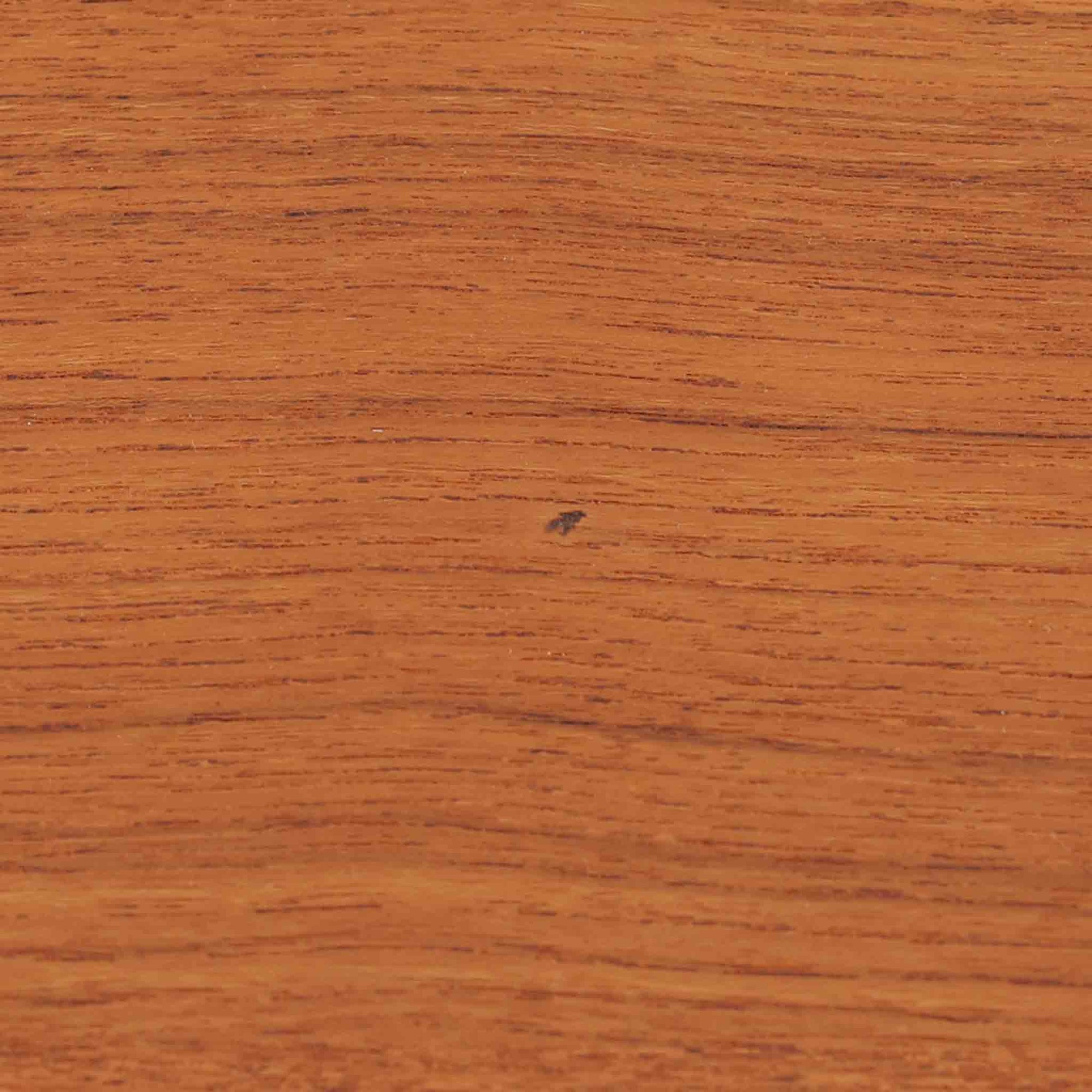 デンマーク製のネストテーブルで、温かみのあるチーク材を用いた北欧ビンテージらしい一品です。サイズ違いの3台が美しく収まり、細く伸びたテーパードレッグや柔らかな面取りが職人技を感じさせます。来客時のサブテーブルやソファ横のサイド使いなど多用途に活躍し、経年による深い色艶が空間に上質な存在感を添えます。