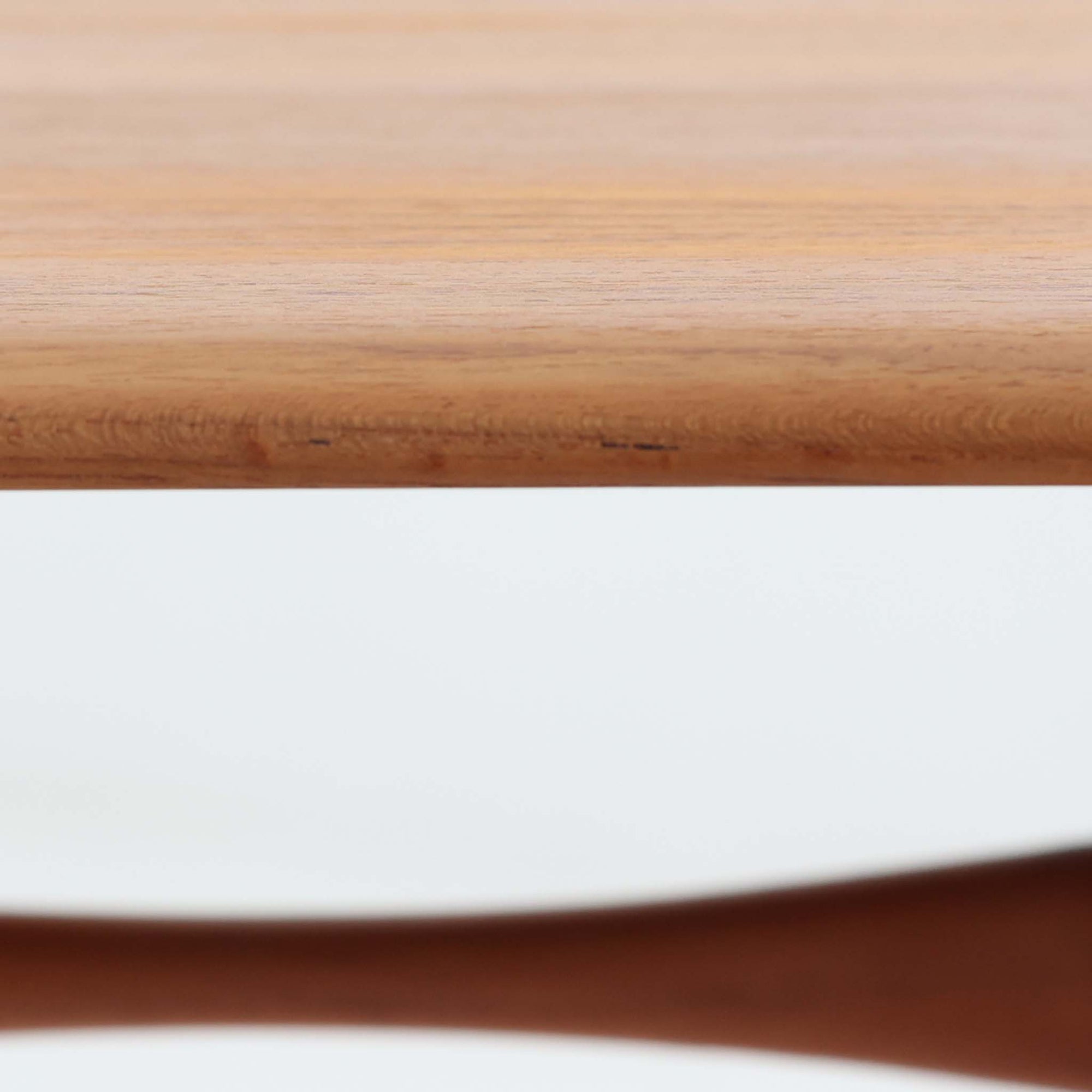 デンマーク製のネストテーブルで、温かみのあるチーク材を用いた北欧ビンテージらしい一品です。サイズ違いの3台が美しく収まり、細く伸びたテーパードレッグや柔らかな面取りが職人技を感じさせます。来客時のサブテーブルやソファ横のサイド使いなど多用途に活躍し、経年による深い色艶が空間に上質な存在感を添えます。