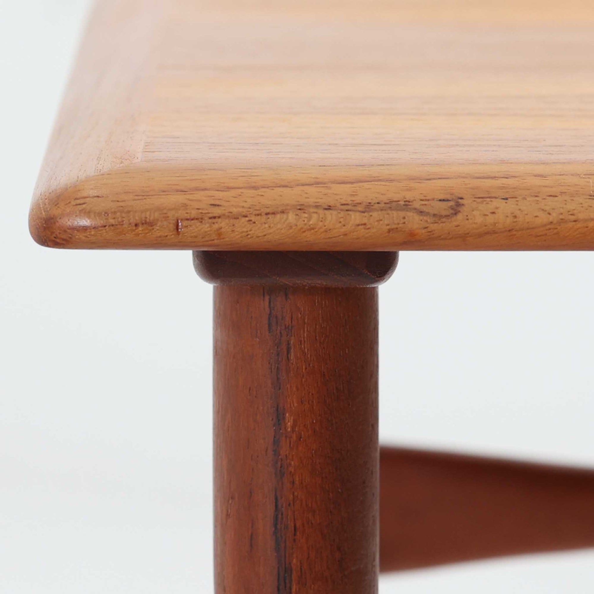 デンマーク製のネストテーブルで、温かみのあるチーク材を用いた北欧ビンテージらしい一品です。サイズ違いの3台が美しく収まり、細く伸びたテーパードレッグや柔らかな面取りが職人技を感じさせます。来客時のサブテーブルやソファ横のサイド使いなど多用途に活躍し、経年による深い色艶が空間に上質な存在感を添えます。