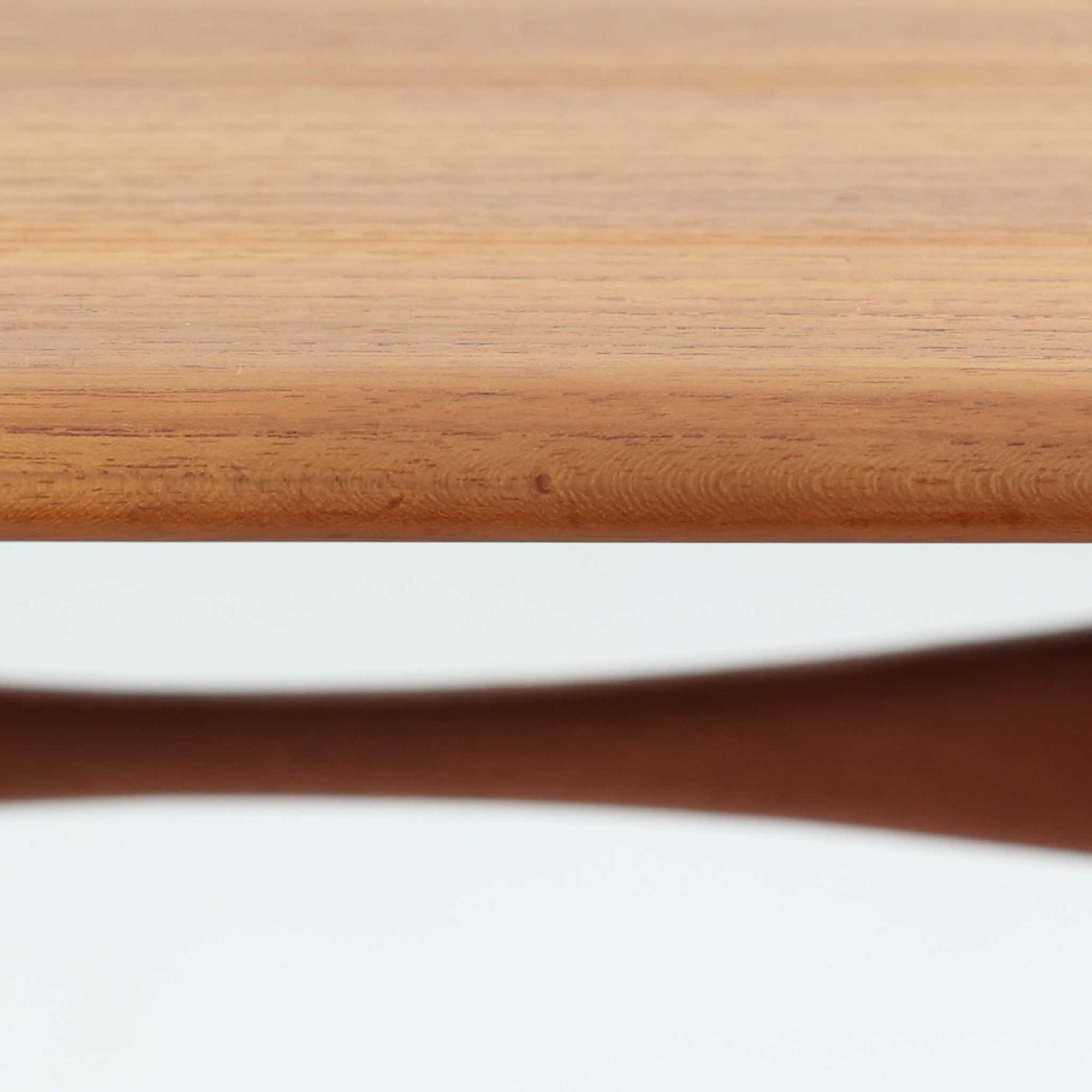 デンマーク製のネストテーブルで、温かみのあるチーク材を用いた北欧ビンテージらしい一品です。サイズ違いの3台が美しく収まり、細く伸びたテーパードレッグや柔らかな面取りが職人技を感じさせます。来客時のサブテーブルやソファ横のサイド使いなど多用途に活躍し、経年による深い色艶が空間に上質な存在感を添えます。