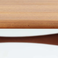 デンマーク製のネストテーブルで、温かみのあるチーク材を用いた北欧ビンテージらしい一品です。サイズ違いの3台が美しく収まり、細く伸びたテーパードレッグや柔らかな面取りが職人技を感じさせます。来客時のサブテーブルやソファ横のサイド使いなど多用途に活躍し、経年による深い色艶が空間に上質な存在感を添えます。