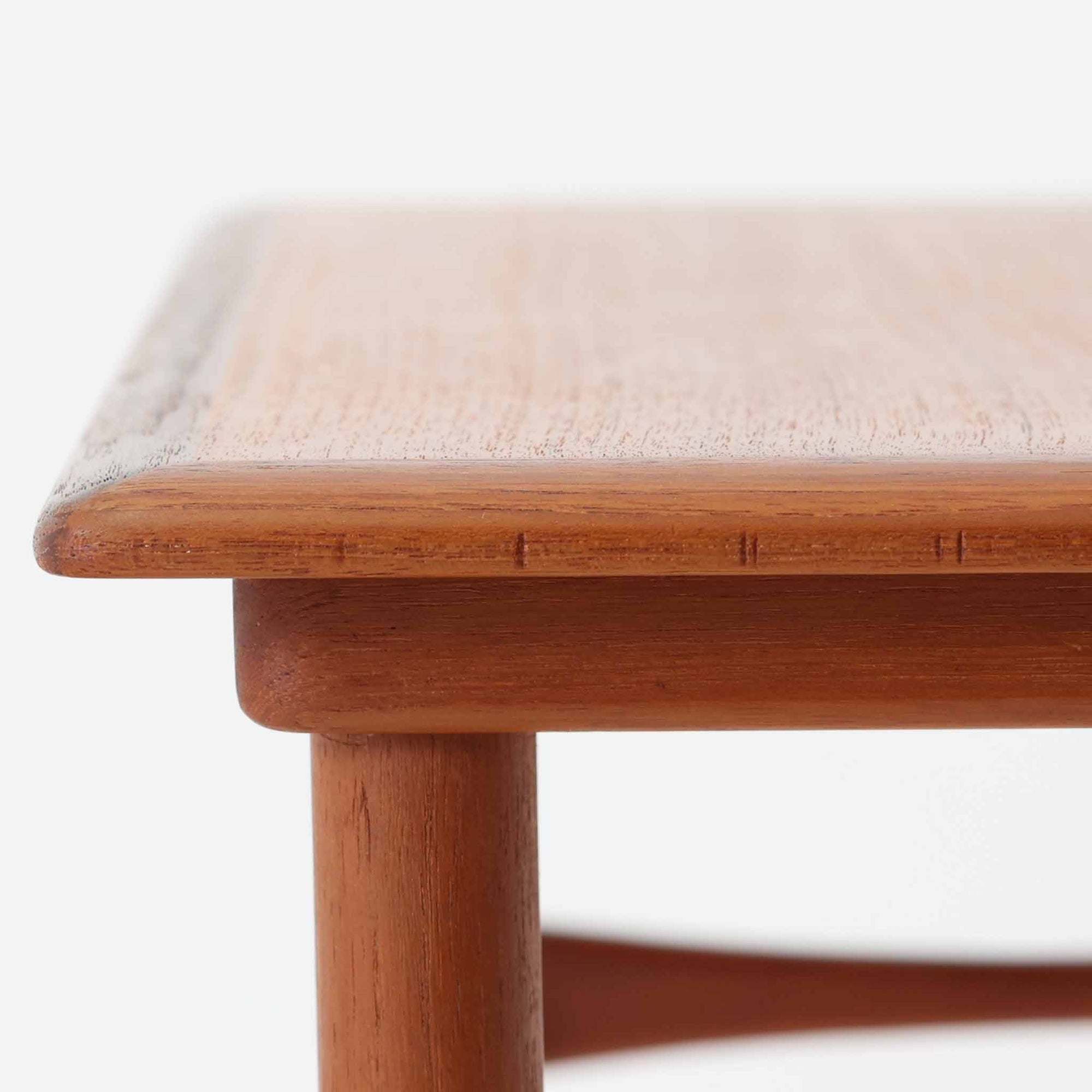 デンマーク製のネストテーブルで、温かみのあるチーク材を用いた北欧ビンテージらしい一品です。サイズ違いの3台が美しく収まり、細く伸びたテーパードレッグや柔らかな面取りが職人技を感じさせます。来客時のサブテーブルやソファ横のサイド使いなど多用途に活躍し、経年による深い色艶が空間に上質な存在感を添えます。