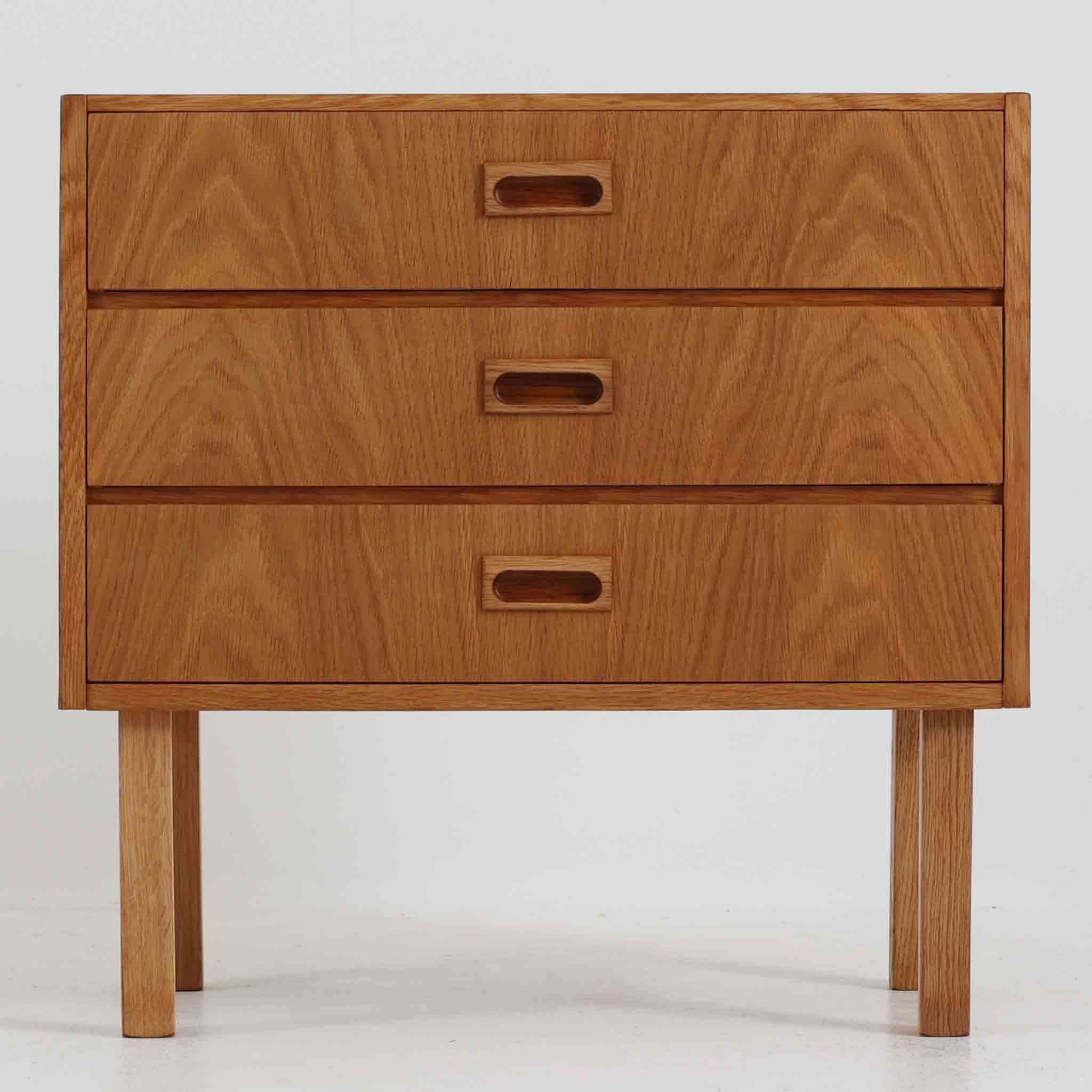 北欧ビンテージ家具チェスト | 収納力とデザイン性を兼ね備えた