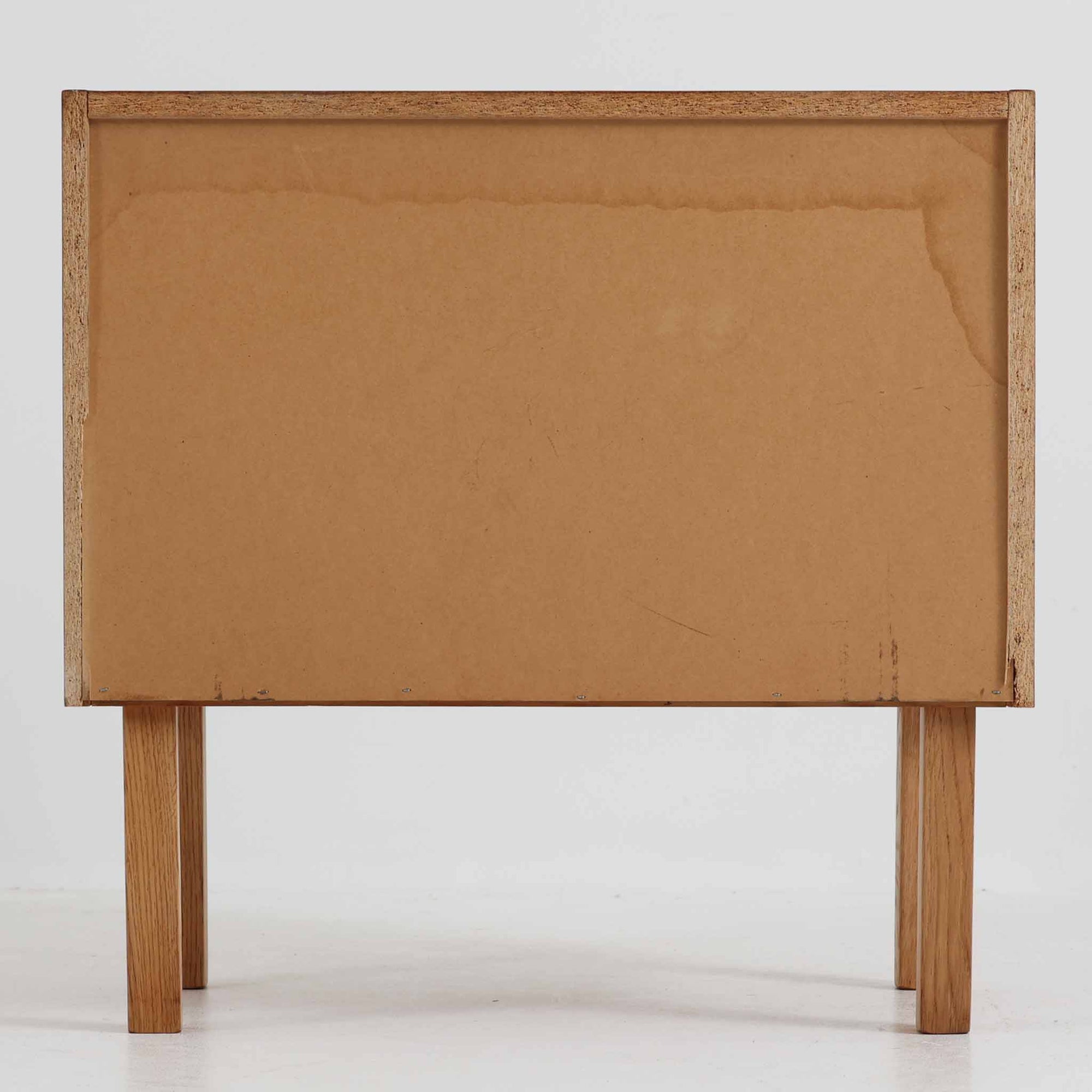 デンマーク製3段チェストです。オーク材の明るく柔らかな木目が美しく、北欧家具らしいナチュラルな温もりを感じさせます。引き出しは浅すぎず程よい深さがあり、衣類や小物をすっきりと収納できます。中央に設けられた長方形の掘り込み取っ手がすっきりとした印象を与え、シンプルなフォルムながらも職人技が光ります。小ぶりなサイズ感で、寝室や玄関、リビングのサイドチェストとしても使いやすい一台です。経年により増した風合いが空間に上質な味わいを添えます。