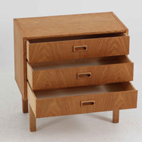 デンマーク製3段チェストです。オーク材の明るく柔らかな木目が美しく、北欧家具らしいナチュラルな温もりを感じさせます。引き出しは浅すぎず程よい深さがあり、衣類や小物をすっきりと収納できます。中央に設けられた長方形の掘り込み取っ手がすっきりとした印象を与え、シンプルなフォルムながらも職人技が光ります。小ぶりなサイズ感で、寝室や玄関、リビングのサイドチェストとしても使いやすい一台です。経年により増した風合いが空間に上質な味わいを添えます。