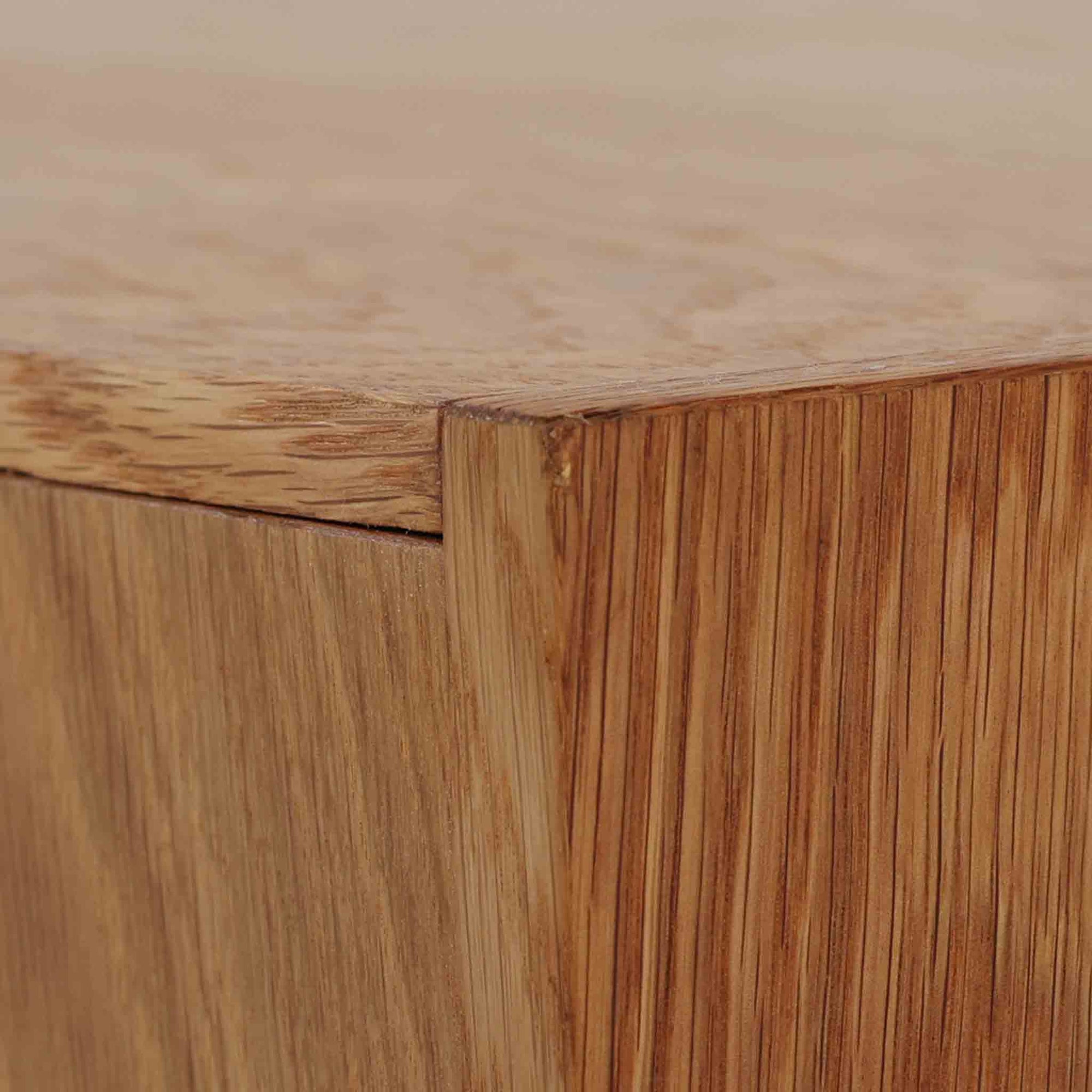 デンマーク製3段チェストです。オーク材の明るく柔らかな木目が美しく、北欧家具らしいナチュラルな温もりを感じさせます。引き出しは浅すぎず程よい深さがあり、衣類や小物をすっきりと収納できます。中央に設けられた長方形の掘り込み取っ手がすっきりとした印象を与え、シンプルなフォルムながらも職人技が光ります。小ぶりなサイズ感で、寝室や玄関、リビングのサイドチェストとしても使いやすい一台です。経年により増した風合いが空間に上質な味わいを添えます。