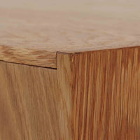 デンマーク製3段チェストです。オーク材の明るく柔らかな木目が美しく、北欧家具らしいナチュラルな温もりを感じさせます。引き出しは浅すぎず程よい深さがあり、衣類や小物をすっきりと収納できます。中央に設けられた長方形の掘り込み取っ手がすっきりとした印象を与え、シンプルなフォルムながらも職人技が光ります。小ぶりなサイズ感で、寝室や玄関、リビングのサイドチェストとしても使いやすい一台です。経年により増した風合いが空間に上質な味わいを添えます。