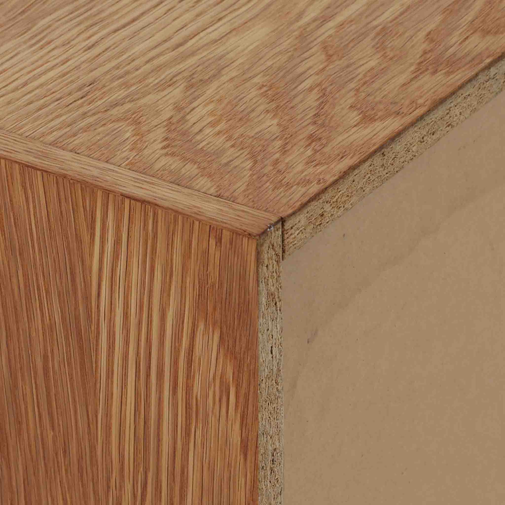 デンマーク製3段チェストです。オーク材の明るく柔らかな木目が美しく、北欧家具らしいナチュラルな温もりを感じさせます。引き出しは浅すぎず程よい深さがあり、衣類や小物をすっきりと収納できます。中央に設けられた長方形の掘り込み取っ手がすっきりとした印象を与え、シンプルなフォルムながらも職人技が光ります。小ぶりなサイズ感で、寝室や玄関、リビングのサイドチェストとしても使いやすい一台です。経年により増した風合いが空間に上質な味わいを添えます。