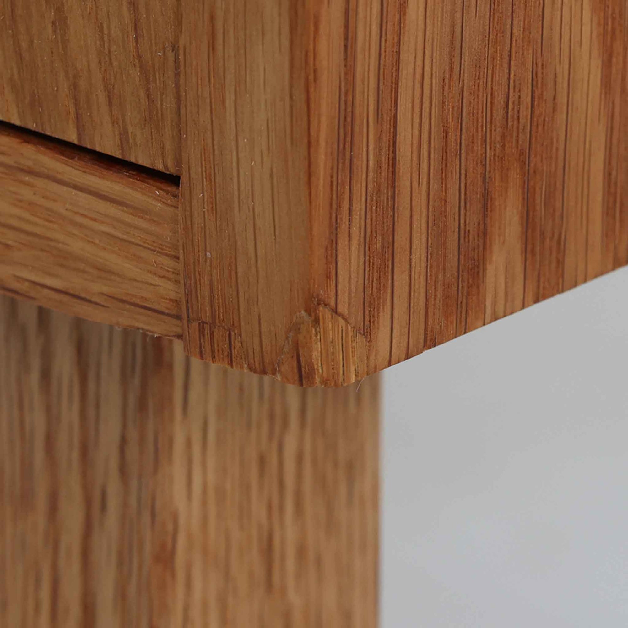 デンマーク製3段チェストです。オーク材の明るく柔らかな木目が美しく、北欧家具らしいナチュラルな温もりを感じさせます。引き出しは浅すぎず程よい深さがあり、衣類や小物をすっきりと収納できます。中央に設けられた長方形の掘り込み取っ手がすっきりとした印象を与え、シンプルなフォルムながらも職人技が光ります。小ぶりなサイズ感で、寝室や玄関、リビングのサイドチェストとしても使いやすい一台です。経年により増した風合いが空間に上質な味わいを添えます。