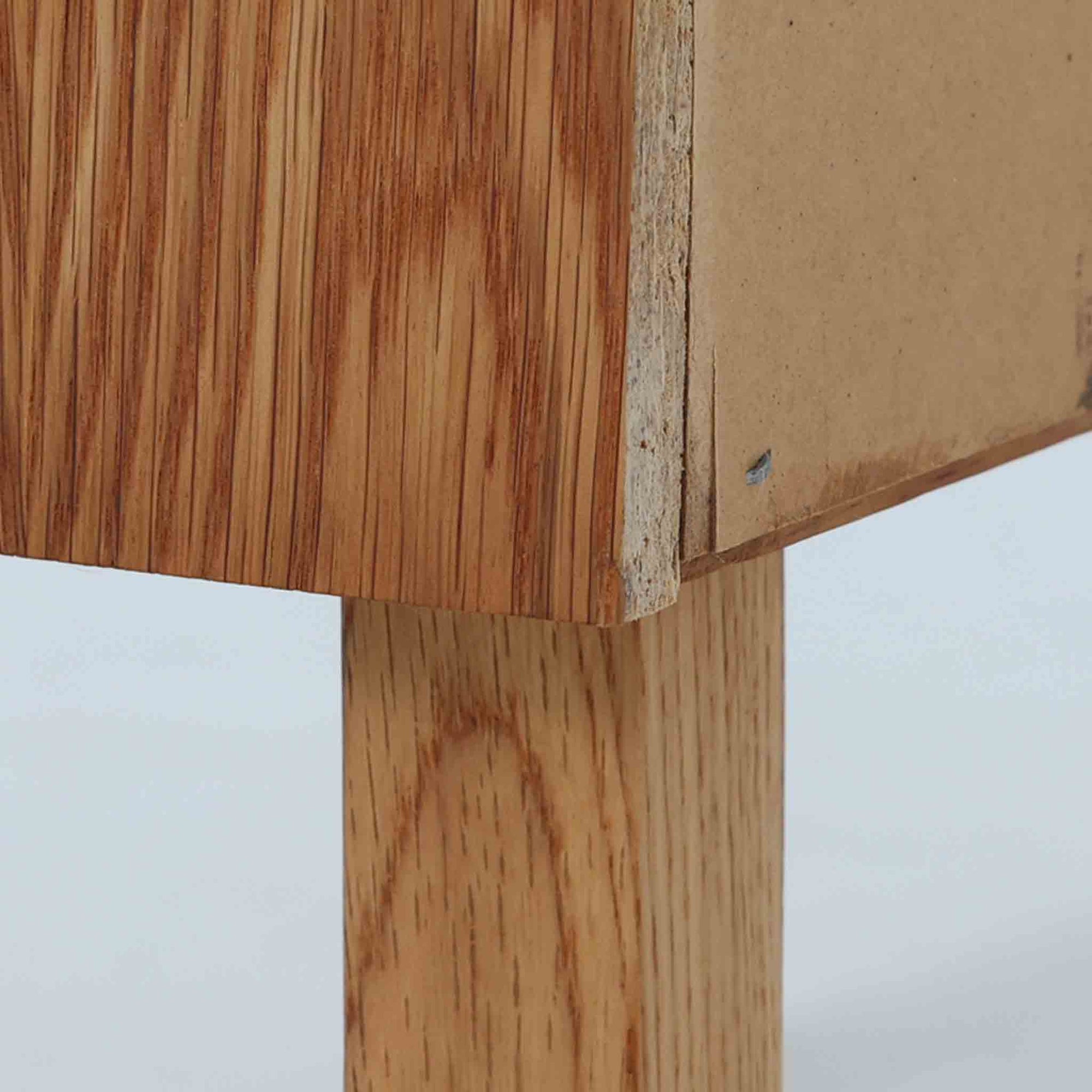 デンマーク製3段チェストです。オーク材の明るく柔らかな木目が美しく、北欧家具らしいナチュラルな温もりを感じさせます。引き出しは浅すぎず程よい深さがあり、衣類や小物をすっきりと収納できます。中央に設けられた長方形の掘り込み取っ手がすっきりとした印象を与え、シンプルなフォルムながらも職人技が光ります。小ぶりなサイズ感で、寝室や玄関、リビングのサイドチェストとしても使いやすい一台です。経年により増した風合いが空間に上質な味わいを添えます。