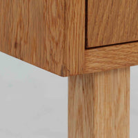 デンマーク製3段チェストです。オーク材の明るく柔らかな木目が美しく、北欧家具らしいナチュラルな温もりを感じさせます。引き出しは浅すぎず程よい深さがあり、衣類や小物をすっきりと収納できます。中央に設けられた長方形の掘り込み取っ手がすっきりとした印象を与え、シンプルなフォルムながらも職人技が光ります。小ぶりなサイズ感で、寝室や玄関、リビングのサイドチェストとしても使いやすい一台です。経年により増した風合いが空間に上質な味わいを添えます。