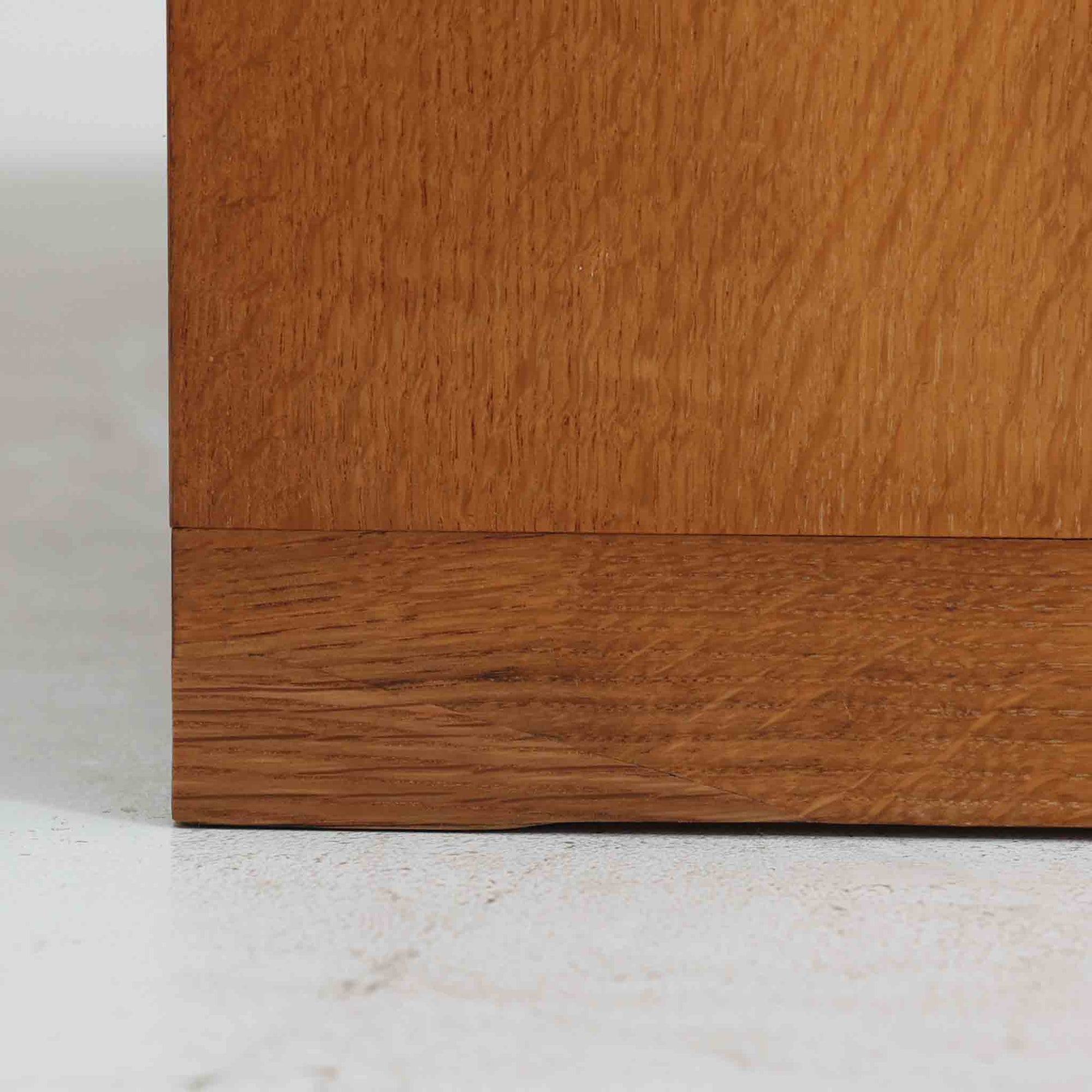 Hans J. Wegner（ハンス・J・ウェグナー）によるデザインで、Ry Mobler社から発表されたブックシェルフ「RY8」です。オーク材を用いたナチュラルな風合いと端正なラインが美しく、ウェグナーらしい機能美を感じさせます。通常モデルでは1枚が固定棚で他は可動棚となっていますが、本品は全ての棚板が取り外し可能な希少タイプで、用途に応じて高さを自在に調整できます。背面には製造年月のスタンプが残り、当時のクラフトマンシップを今に伝えています。書籍収納はもちろん、リビングやオフィスのディスプレイシェルフとしても活躍する一台です。