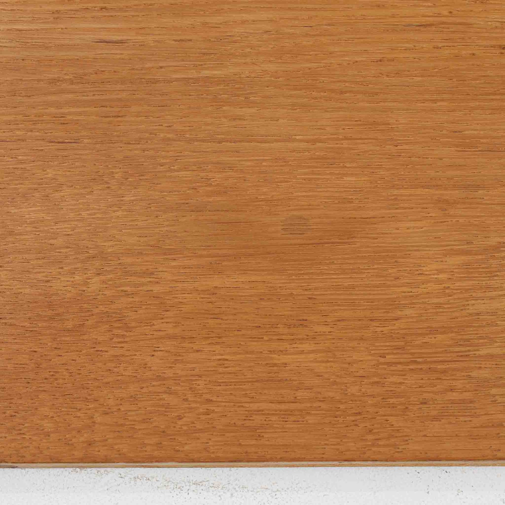 Hans J. Wegner（ハンス・J・ウェグナー）によるデザインで、Ry Mobler社から発表されたブックシェルフ「RY8」です。オーク材を用いたナチュラルな風合いと端正なラインが美しく、ウェグナーらしい機能美を感じさせます。通常モデルでは1枚が固定棚で他は可動棚となっていますが、本品は全ての棚板が取り外し可能な希少タイプで、用途に応じて高さを自在に調整できます。背面には製造年月のスタンプが残り、当時のクラフトマンシップを今に伝えています。書籍収納はもちろん、リビングやオフィスのディスプレイシェルフとしても活躍する一台です。