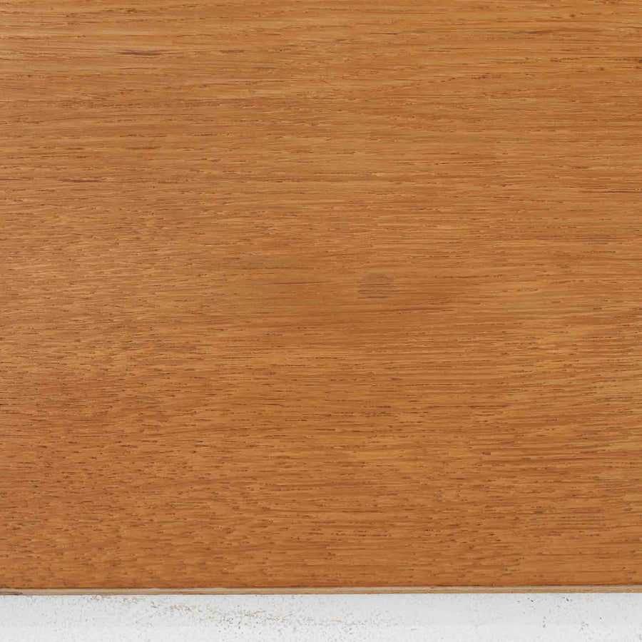 Hans J. Wegner（ハンス・J・ウェグナー）によるデザインで、Ry Mobler社から発表されたブックシェルフ「RY8」です。オーク材を用いたナチュラルな風合いと端正なラインが美しく、ウェグナーらしい機能美を感じさせます。通常モデルでは1枚が固定棚で他は可動棚となっていますが、本品は全ての棚板が取り外し可能な希少タイプで、用途に応じて高さを自在に調整できます。背面には製造年月のスタンプが残り、当時のクラフトマンシップを今に伝えています。書籍収納はもちろん、リビングやオフィスのディスプレイシェルフとしても活躍する一台です。