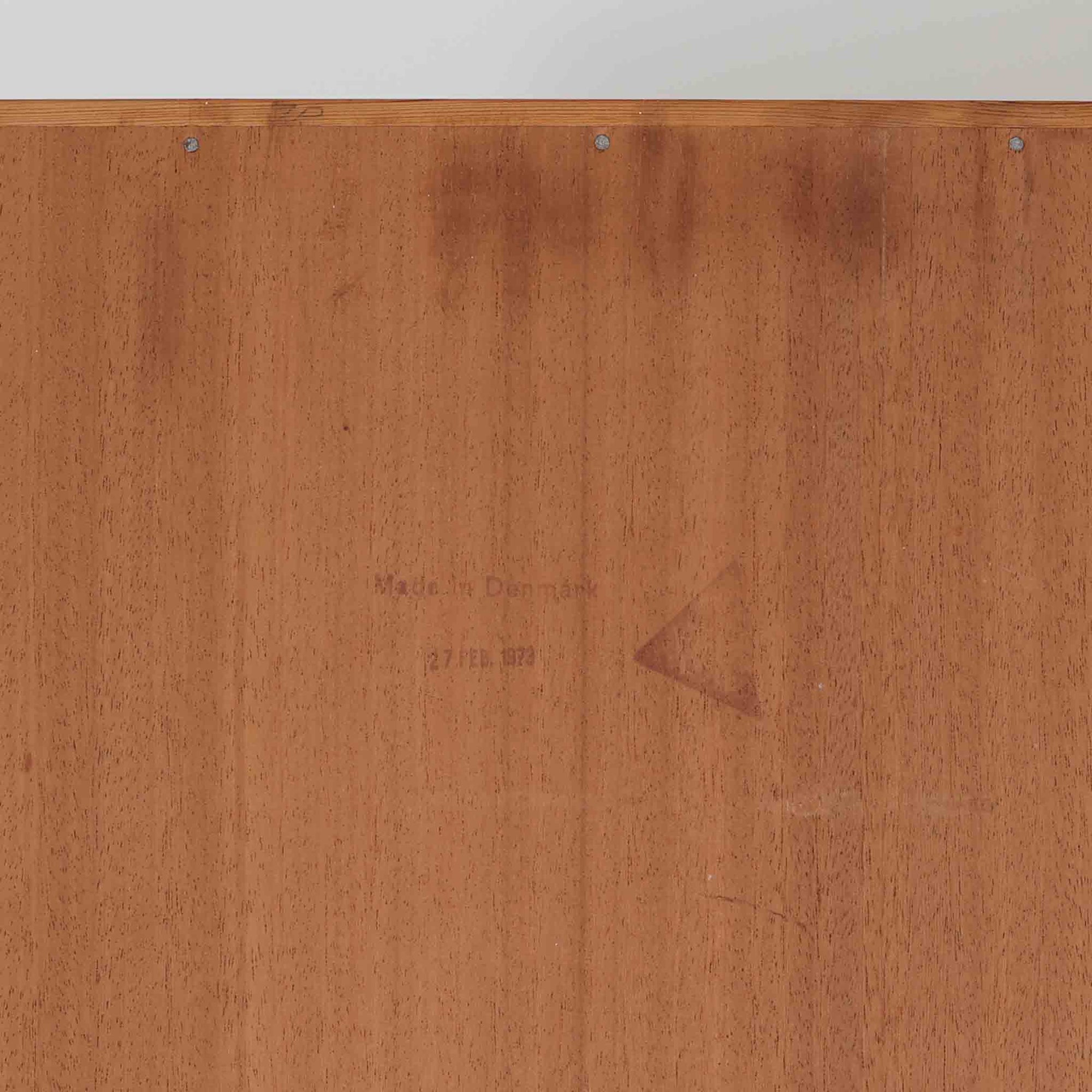 Hans J. Wegner（ハンス・J・ウェグナー）によるデザインで、Ry Mobler社から発表されたブックシェルフ「RY8」です。オーク材を用いたナチュラルな風合いと端正なラインが美しく、ウェグナーらしい機能美を感じさせます。通常モデルでは1枚が固定棚で他は可動棚となっていますが、本品は全ての棚板が取り外し可能な希少タイプで、用途に応じて高さを自在に調整できます。背面には製造年月のスタンプが残り、当時のクラフトマンシップを今に伝えています。書籍収納はもちろん、リビングやオフィスのディスプレイシェルフとしても活躍する一台です。