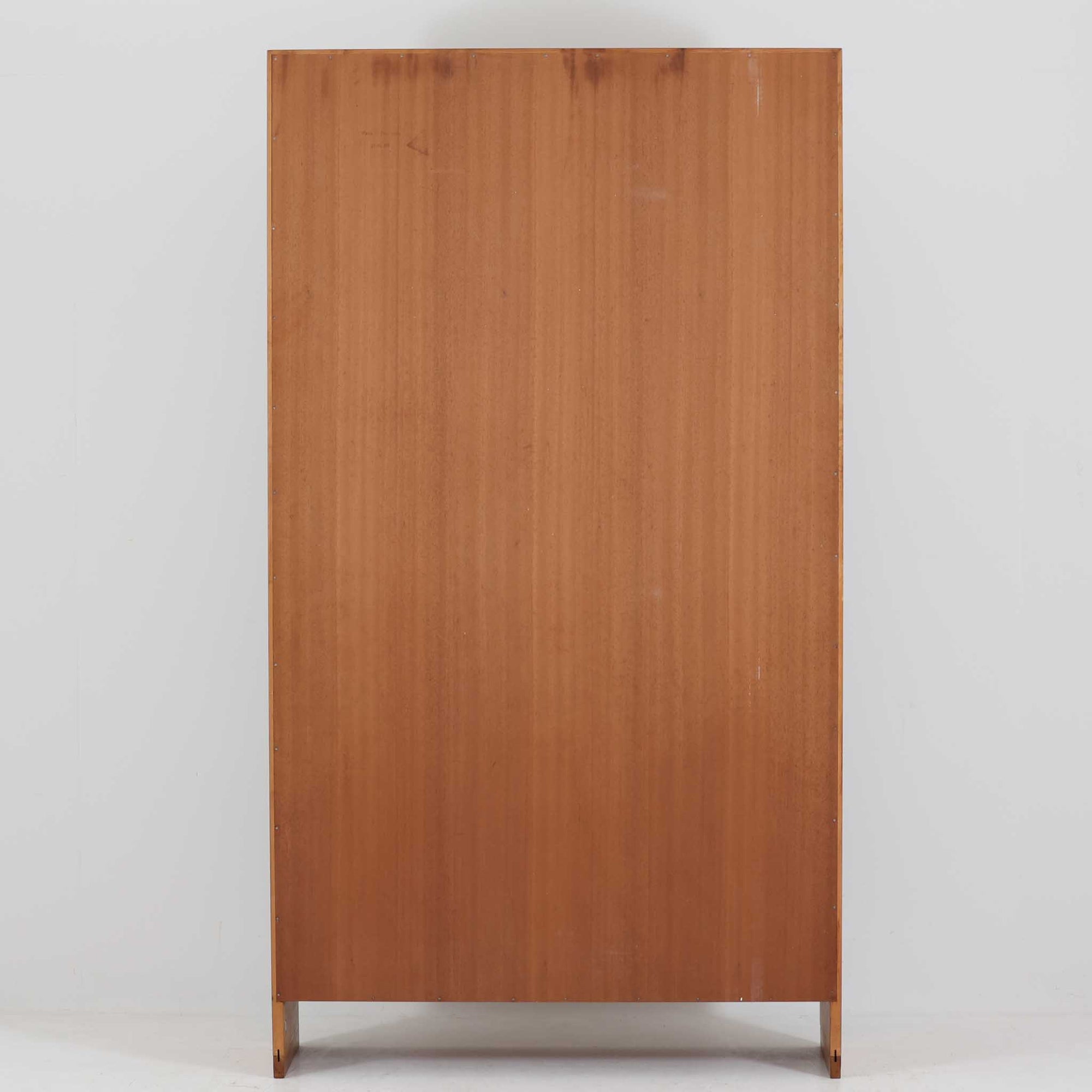 Hans J. Wegner（ハンス・J・ウェグナー）によるデザインで、Ry Mobler社から発表されたブックシェルフ「RY8」です。オーク材を用いたナチュラルな風合いと端正なラインが美しく、ウェグナーらしい機能美を感じさせます。通常モデルでは1枚が固定棚で他は可動棚となっていますが、本品は全ての棚板が取り外し可能な希少タイプで、用途に応じて高さを自在に調整できます。背面には製造年月のスタンプが残り、当時のクラフトマンシップを今に伝えています。書籍収納はもちろん、リビングやオフィスのディスプレイシェルフとしても活躍する一台です。