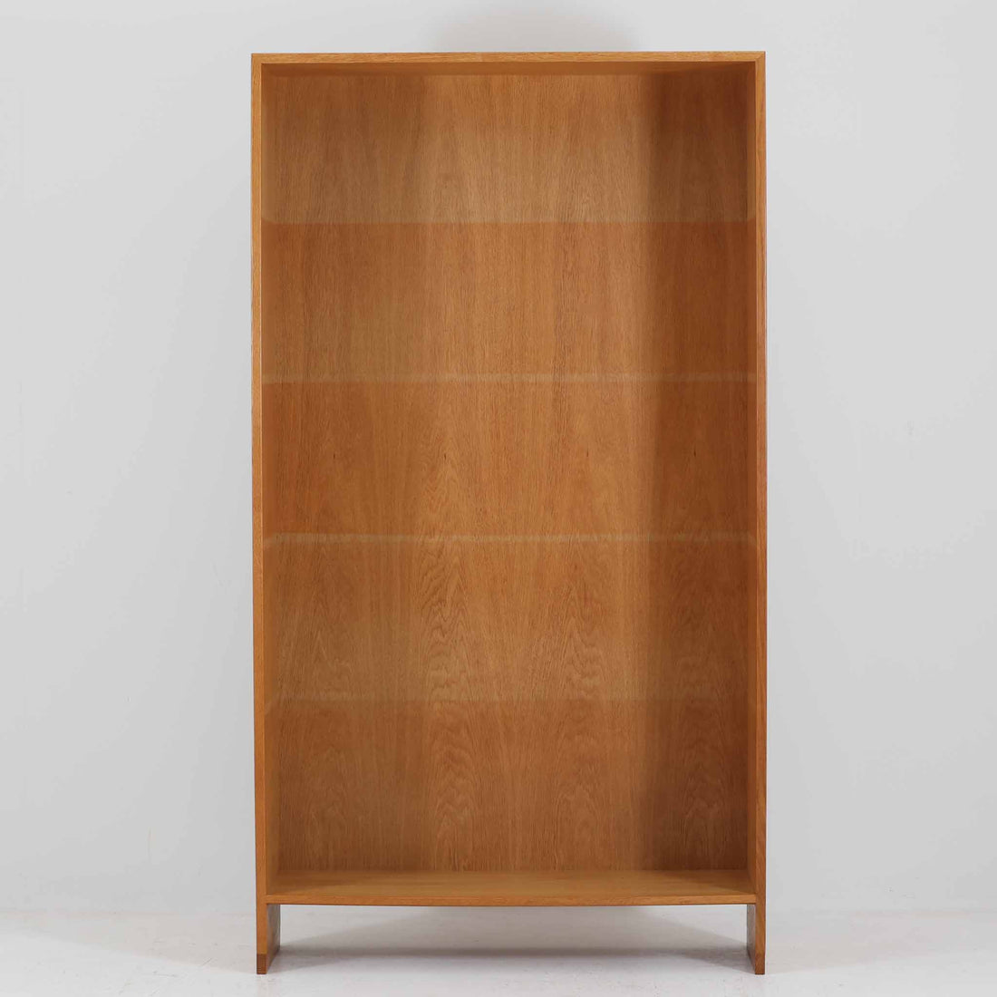 Hans J. Wegner（ハンス・J・ウェグナー）によるデザインで、Ry Mobler社から発表されたブックシェルフ「RY8」です。オーク材を用いたナチュラルな風合いと端正なラインが美しく、ウェグナーらしい機能美を感じさせます。通常モデルでは1枚が固定棚で他は可動棚となっていますが、本品は全ての棚板が取り外し可能な希少タイプで、用途に応じて高さを自在に調整できます。背面には製造年月のスタンプが残り、当時のクラフトマンシップを今に伝えています。書籍収納はもちろん、リビングやオフィスのディスプレイシェルフとしても活躍する一台です。