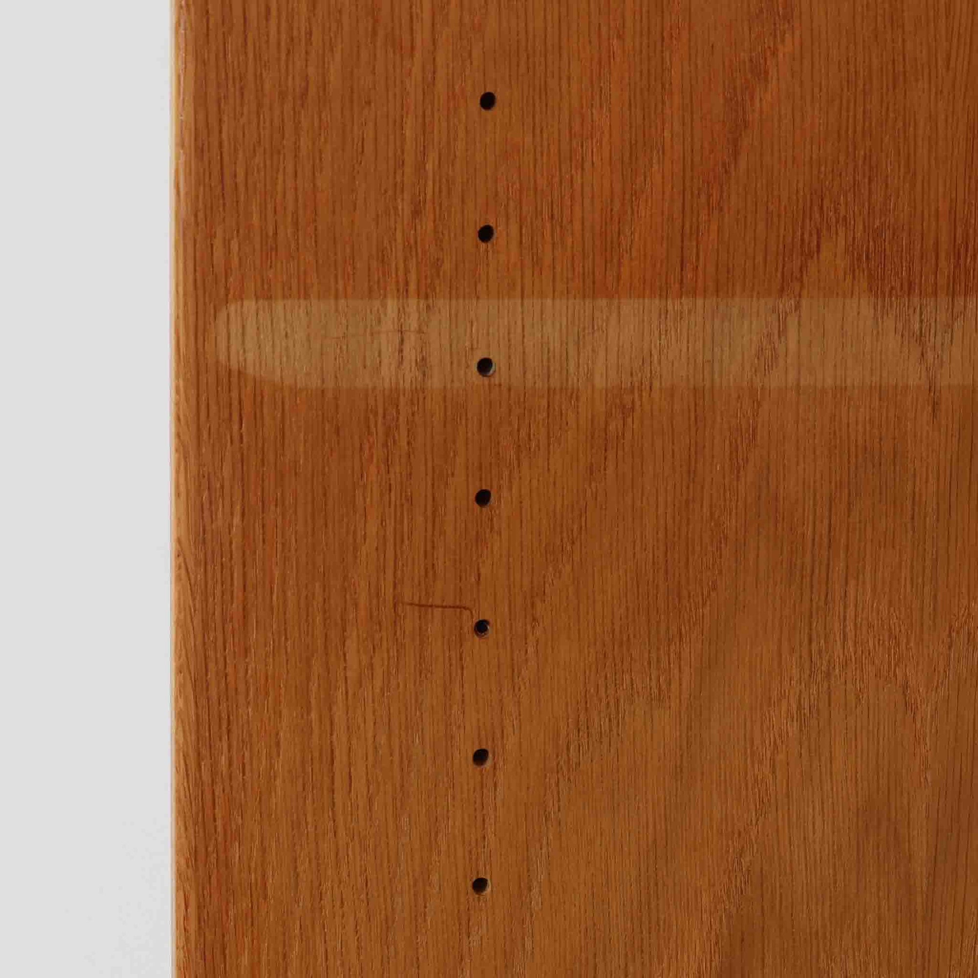 Hans J. Wegner（ハンス・J・ウェグナー）によるデザインで、Ry Mobler社から発表されたブックシェルフ「RY8」です。オーク材を用いたナチュラルな風合いと端正なラインが美しく、ウェグナーらしい機能美を感じさせます。通常モデルでは1枚が固定棚で他は可動棚となっていますが、本品は全ての棚板が取り外し可能な希少タイプで、用途に応じて高さを自在に調整できます。背面には製造年月のスタンプが残り、当時のクラフトマンシップを今に伝えています。書籍収納はもちろん、リビングやオフィスのディスプレイシェルフとしても活躍する一台です。