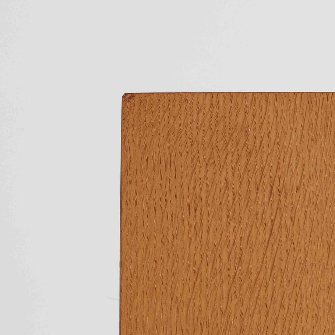 Hans J. Wegner（ハンス・J・ウェグナー）によるデザインで、Ry Mobler社から発表されたブックシェルフ「RY8」です。オーク材を用いたナチュラルな風合いと端正なラインが美しく、ウェグナーらしい機能美を感じさせます。通常モデルでは1枚が固定棚で他は可動棚となっていますが、本品は全ての棚板が取り外し可能な希少タイプで、用途に応じて高さを自在に調整できます。背面には製造年月のスタンプが残り、当時のクラフトマンシップを今に伝えています。書籍収納はもちろん、リビングやオフィスのディスプレイシェルフとしても活躍する一台です。