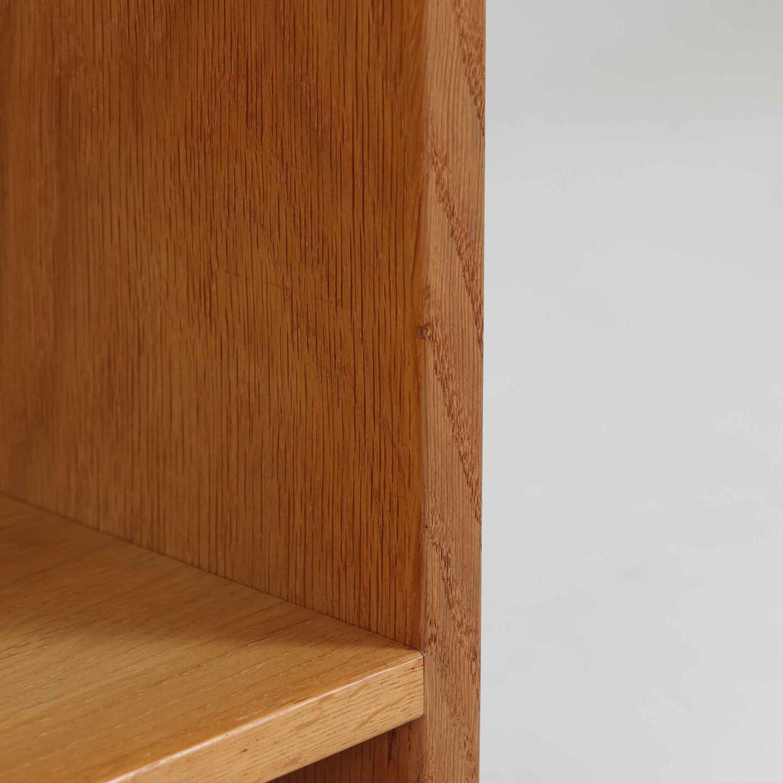 Hans J. Wegner（ハンス・J・ウェグナー）によるデザインで、Ry Mobler社から発表されたブックシェルフ「RY8」です。オーク材を用いたナチュラルな風合いと端正なラインが美しく、ウェグナーらしい機能美を感じさせます。通常モデルでは1枚が固定棚で他は可動棚となっていますが、本品は全ての棚板が取り外し可能な希少タイプで、用途に応じて高さを自在に調整できます。背面には製造年月のスタンプが残り、当時のクラフトマンシップを今に伝えています。書籍収納はもちろん、リビングやオフィスのディスプレイシェルフとしても活躍する一台です。