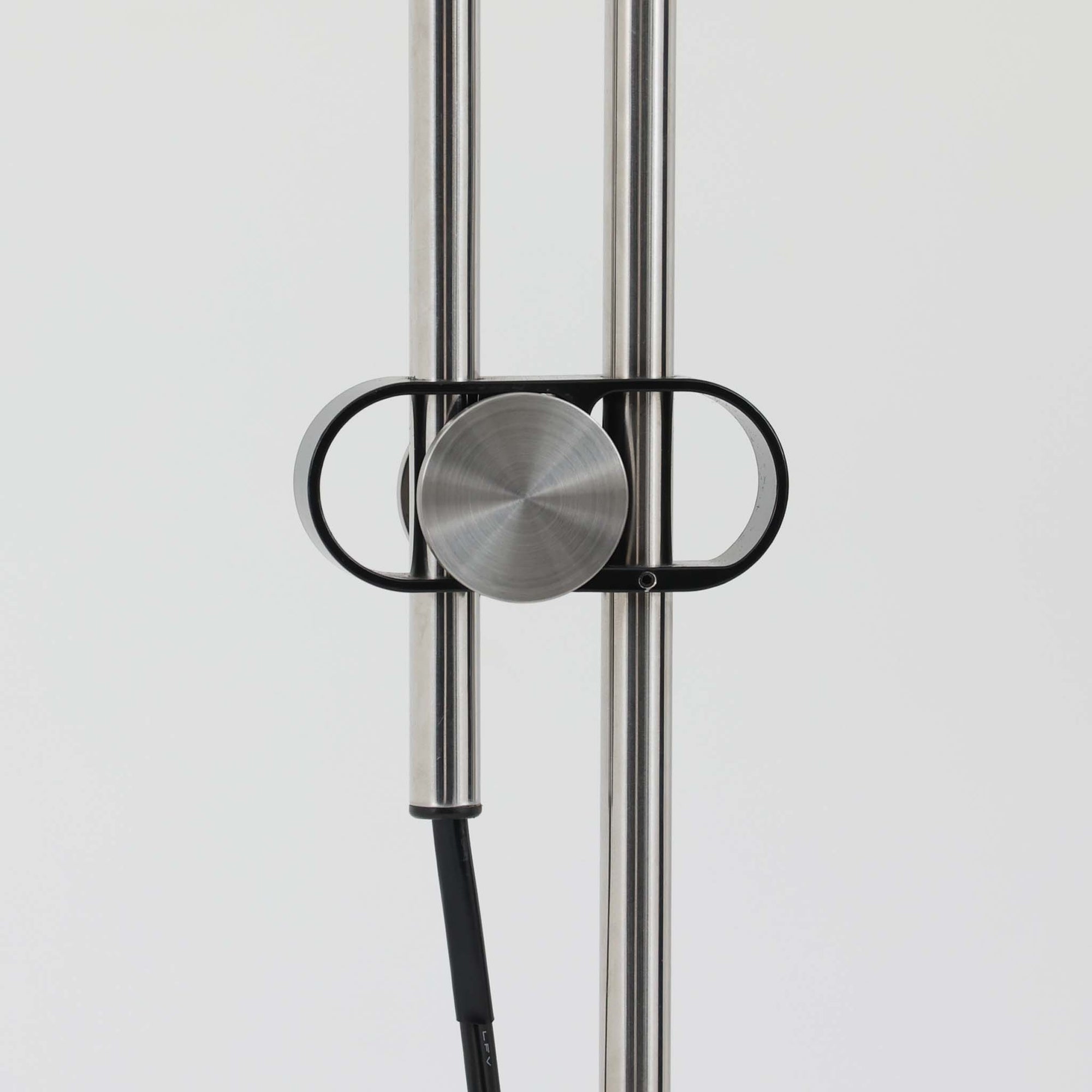 Michael Bang（マイケル・バン）によるデザインで、Le Klint（レ・クリント）から発表されたフロアランプModel 321です。高さ131cmのスチール製フレームは、無駄のない直線的なフォルムと精巧なディテールが際立ち、モダンな空間に調和します。特徴的なスライド機構によりランプの高さを調整でき、読書灯から間接照明まで幅広い用途に対応。ハンドクラフトによるプリーツシェードは柔らかい光を生み出し、北欧ビンテージならではの温もりと機能美を感じさせます。