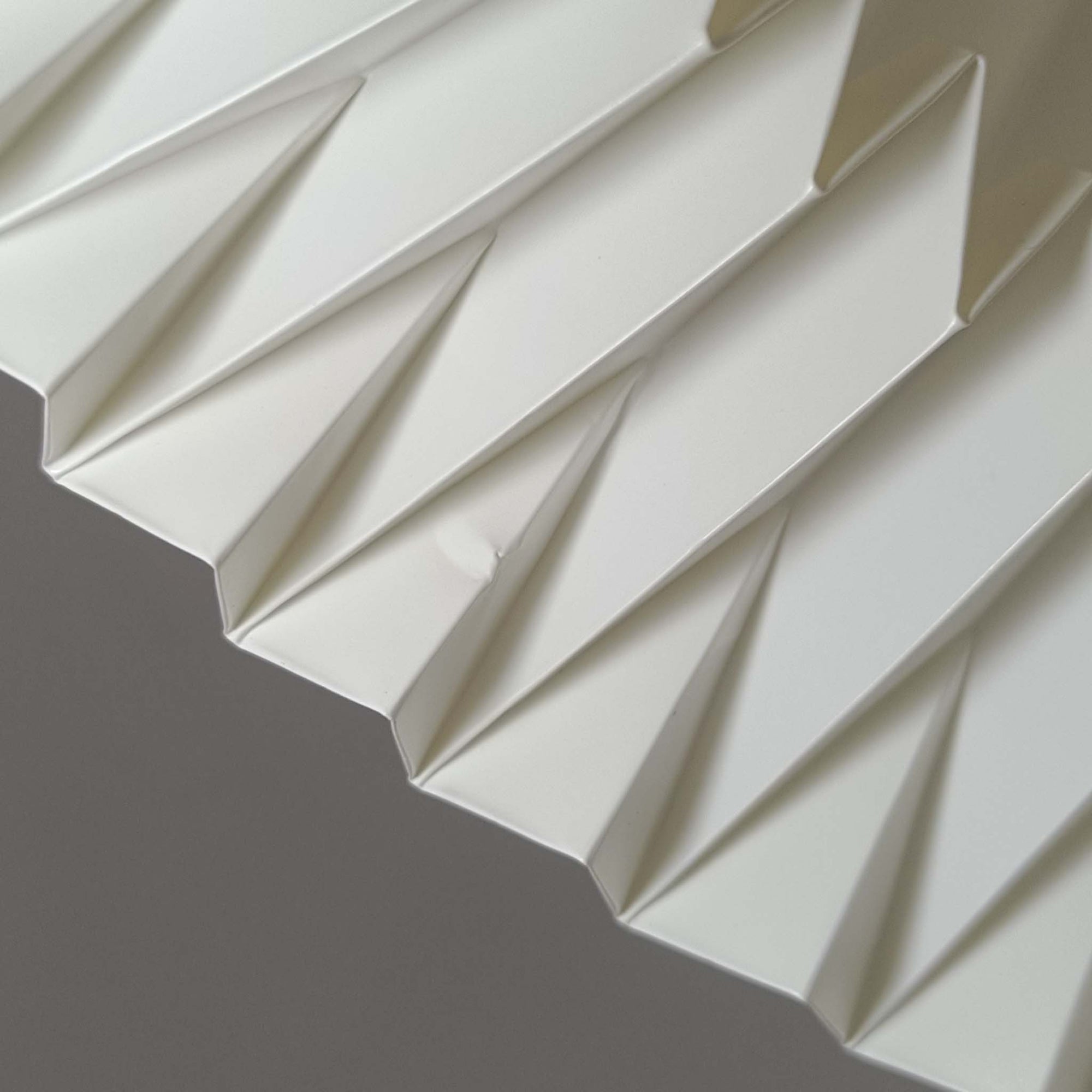 Michael Bang（マイケル・バン）によるデザインで、Le Klint（レ・クリント）から発表されたフロアランプModel 321です。高さ131cmのスチール製フレームは、無駄のない直線的なフォルムと精巧なディテールが際立ち、モダンな空間に調和します。特徴的なスライド機構によりランプの高さを調整でき、読書灯から間接照明まで幅広い用途に対応。ハンドクラフトによるプリーツシェードは柔らかい光を生み出し、北欧ビンテージならではの温もりと機能美を感じさせます。