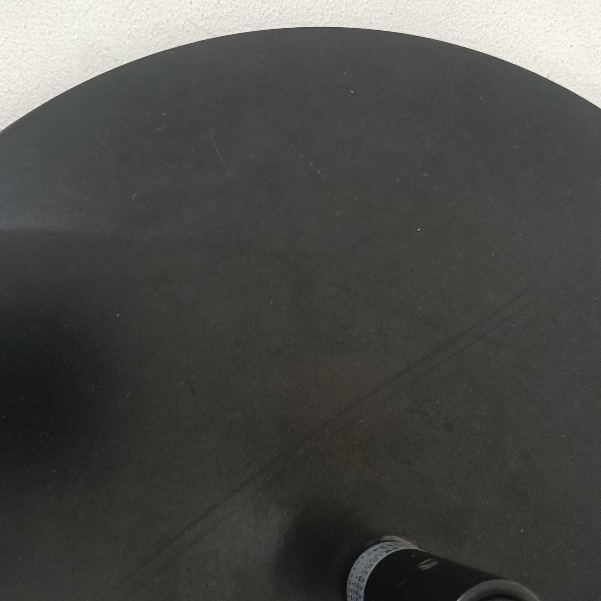 Michael Bang（マイケル・バン）によるデザインで、Le Klint（レ・クリント）から発表されたフロアランプModel 321です。高さ131cmのスチール製フレームは、無駄のない直線的なフォルムと精巧なディテールが際立ち、モダンな空間に調和します。特徴的なスライド機構によりランプの高さを調整でき、読書灯から間接照明まで幅広い用途に対応。ハンドクラフトによるプリーツシェードは柔らかい光を生み出し、北欧ビンテージならではの温もりと機能美を感じさせます。