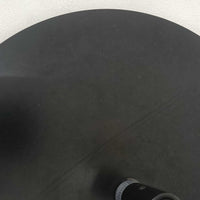 Michael Bang（マイケル・バン）によるデザインで、Le Klint（レ・クリント）から発表されたフロアランプModel 321です。高さ131cmのスチール製フレームは、無駄のない直線的なフォルムと精巧なディテールが際立ち、モダンな空間に調和します。特徴的なスライド機構によりランプの高さを調整でき、読書灯から間接照明まで幅広い用途に対応。ハンドクラフトによるプリーツシェードは柔らかい光を生み出し、北欧ビンテージならではの温もりと機能美を感じさせます。