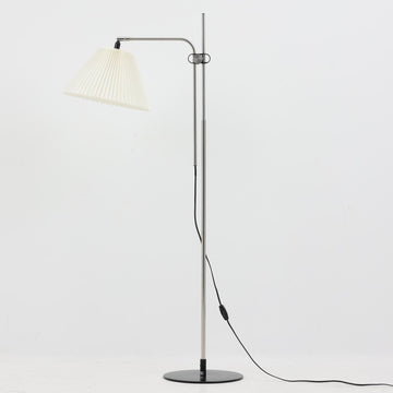 Michael Bang（マイケル・バン）によるデザインで、Le Klint（レ・クリント）から発表されたフロアランプModel 321です。高さ131cmのスチール製フレームは、無駄のない直線的なフォルムと精巧なディテールが際立ち、モダンな空間に調和します。特徴的なスライド機構によりランプの高さを調整でき、読書灯から間接照明まで幅広い用途に対応。ハンドクラフトによるプリーツシェードは柔らかい光を生み出し、北欧ビンテージならではの温もりと機能美を感じさせます。