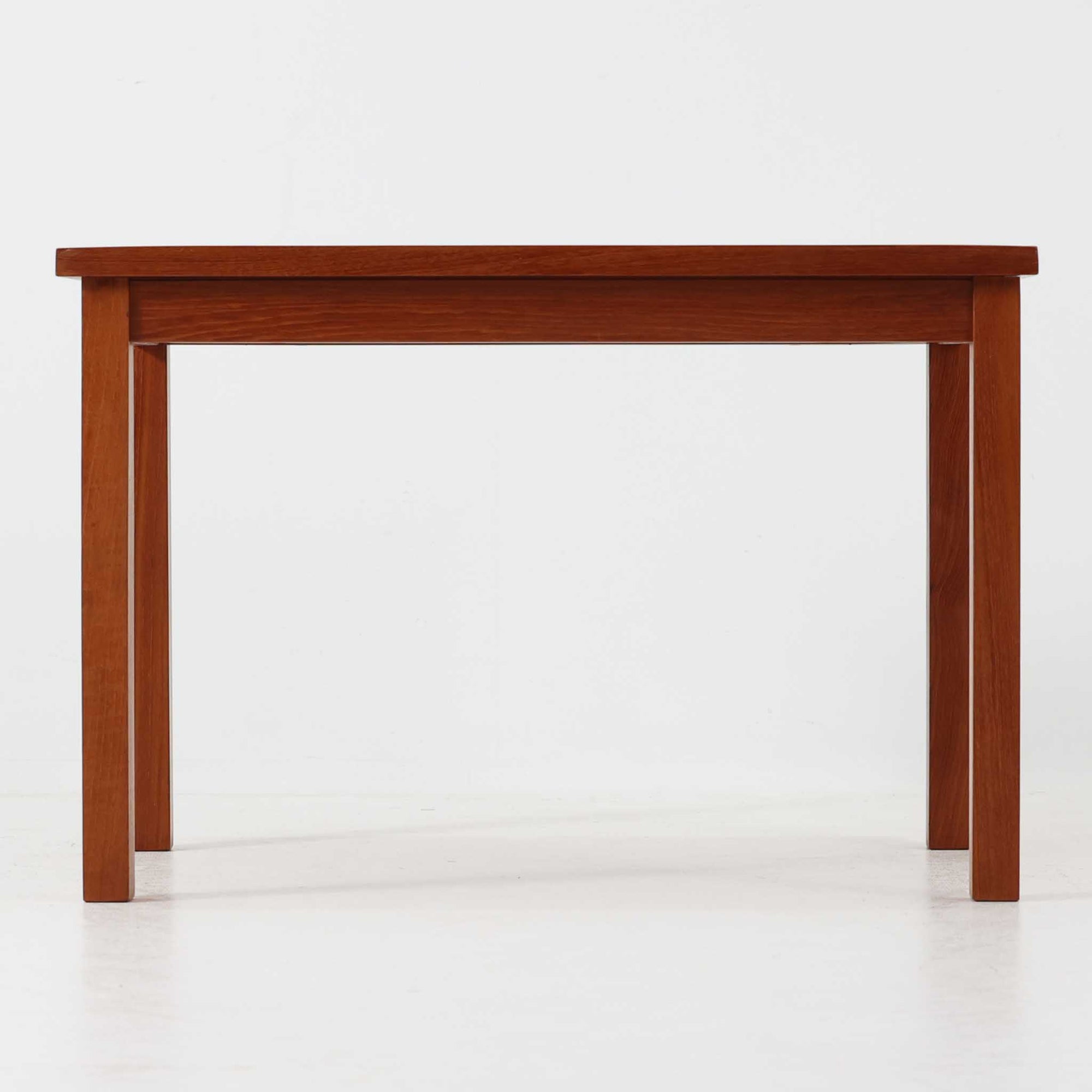 チーク材のフレームに陶磁器タイルを組み合わせたサイドテーブルは、温かみのある木肌と絵柄タイルの表情が調和した北欧ビンテージらしい一品です。天板中央に配されたタイルは、実用性に優れつつ装飾性も高く、経年による釉薬の風合いが落ち着いた存在感を演出します。直線的で端正な脚部構造は安定感があり、ソファ脇の補助台やディスプレイ台、花器やランプを置く台としても取り入れやすく、暮らしの中で静かなアクセントとなるビンテージ家具です。