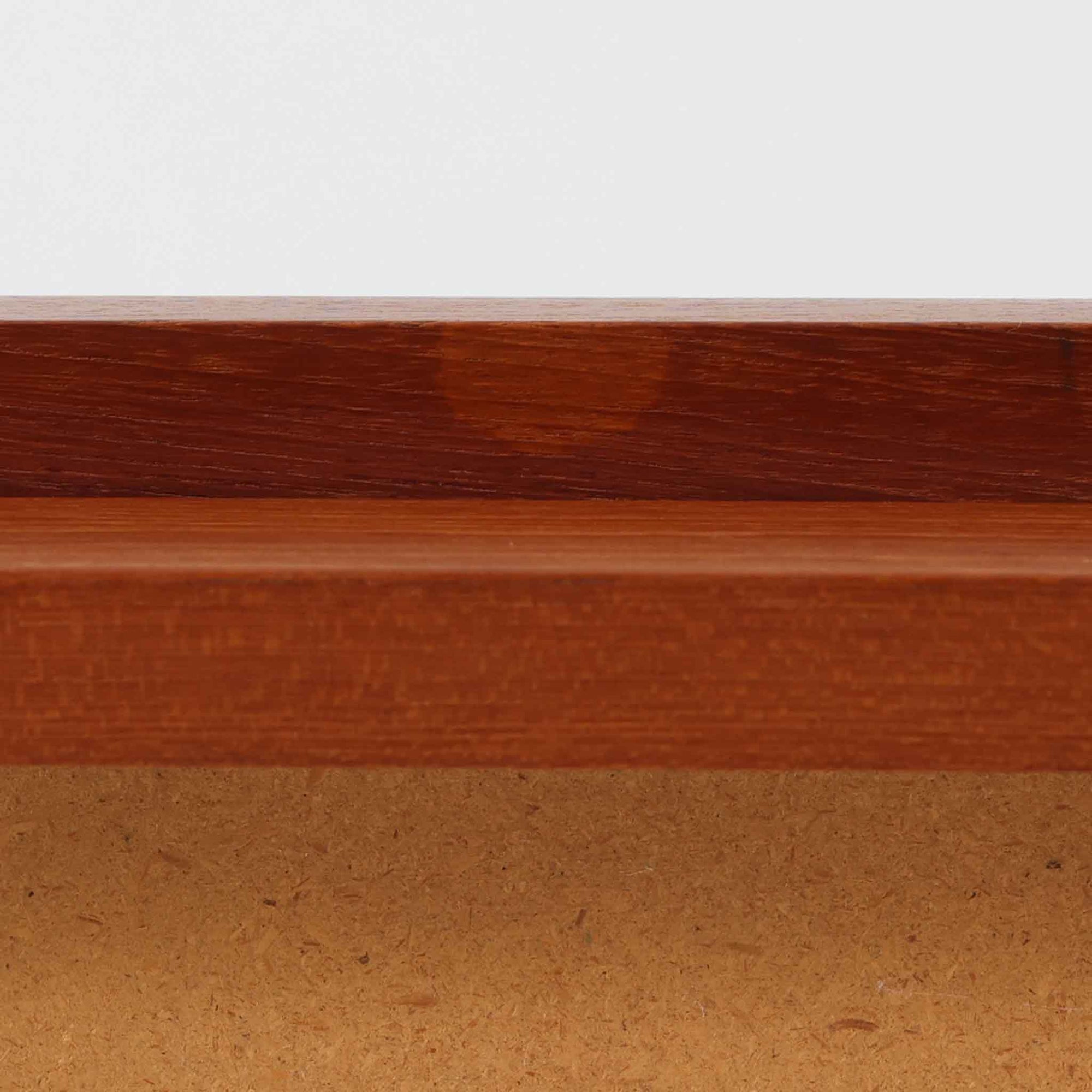 チーク材のフレームに陶磁器タイルを組み合わせたサイドテーブルは、温かみのある木肌と絵柄タイルの表情が調和した北欧ビンテージらしい一品です。天板中央に配されたタイルは、実用性に優れつつ装飾性も高く、経年による釉薬の風合いが落ち着いた存在感を演出します。直線的で端正な脚部構造は安定感があり、ソファ脇の補助台やディスプレイ台、花器やランプを置く台としても取り入れやすく、暮らしの中で静かなアクセントとなるビンテージ家具です。