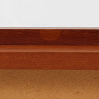 チーク材のフレームに陶磁器タイルを組み合わせたサイドテーブルは、温かみのある木肌と絵柄タイルの表情が調和した北欧ビンテージらしい一品です。天板中央に配されたタイルは、実用性に優れつつ装飾性も高く、経年による釉薬の風合いが落ち着いた存在感を演出します。直線的で端正な脚部構造は安定感があり、ソファ脇の補助台やディスプレイ台、花器やランプを置く台としても取り入れやすく、暮らしの中で静かなアクセントとなるビンテージ家具です。