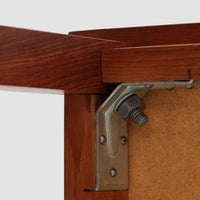 チーク材のフレームに陶磁器タイルを組み合わせたサイドテーブルは、温かみのある木肌と絵柄タイルの表情が調和した北欧ビンテージらしい一品です。天板中央に配されたタイルは、実用性に優れつつ装飾性も高く、経年による釉薬の風合いが落ち着いた存在感を演出します。直線的で端正な脚部構造は安定感があり、ソファ脇の補助台やディスプレイ台、花器やランプを置く台としても取り入れやすく、暮らしの中で静かなアクセントとなるビンテージ家具です。