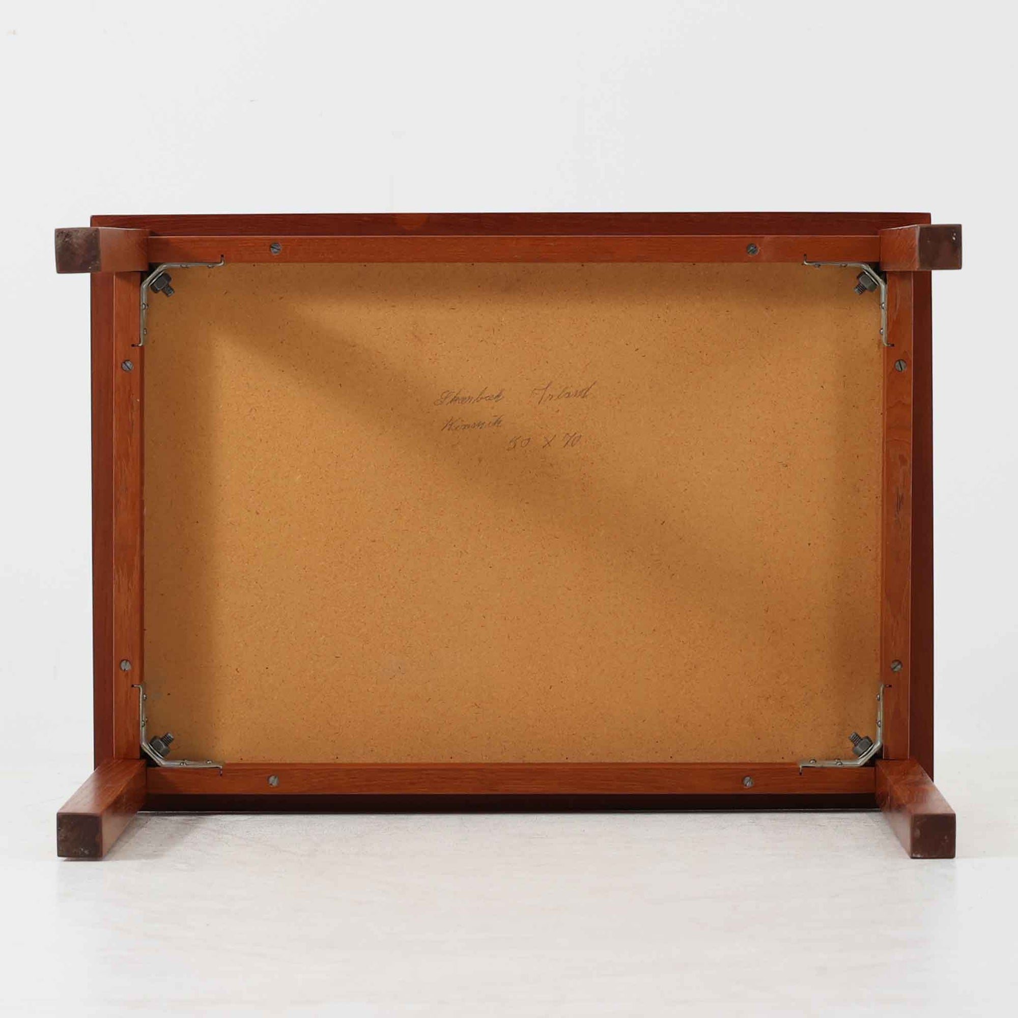 チーク材のフレームに陶磁器タイルを組み合わせたサイドテーブルは、温かみのある木肌と絵柄タイルの表情が調和した北欧ビンテージらしい一品です。天板中央に配されたタイルは、実用性に優れつつ装飾性も高く、経年による釉薬の風合いが落ち着いた存在感を演出します。直線的で端正な脚部構造は安定感があり、ソファ脇の補助台やディスプレイ台、花器やランプを置く台としても取り入れやすく、暮らしの中で静かなアクセントとなるビンテージ家具です。