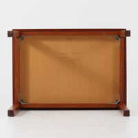 チーク材のフレームに陶磁器タイルを組み合わせたサイドテーブルは、温かみのある木肌と絵柄タイルの表情が調和した北欧ビンテージらしい一品です。天板中央に配されたタイルは、実用性に優れつつ装飾性も高く、経年による釉薬の風合いが落ち着いた存在感を演出します。直線的で端正な脚部構造は安定感があり、ソファ脇の補助台やディスプレイ台、花器やランプを置く台としても取り入れやすく、暮らしの中で静かなアクセントとなるビンテージ家具です。