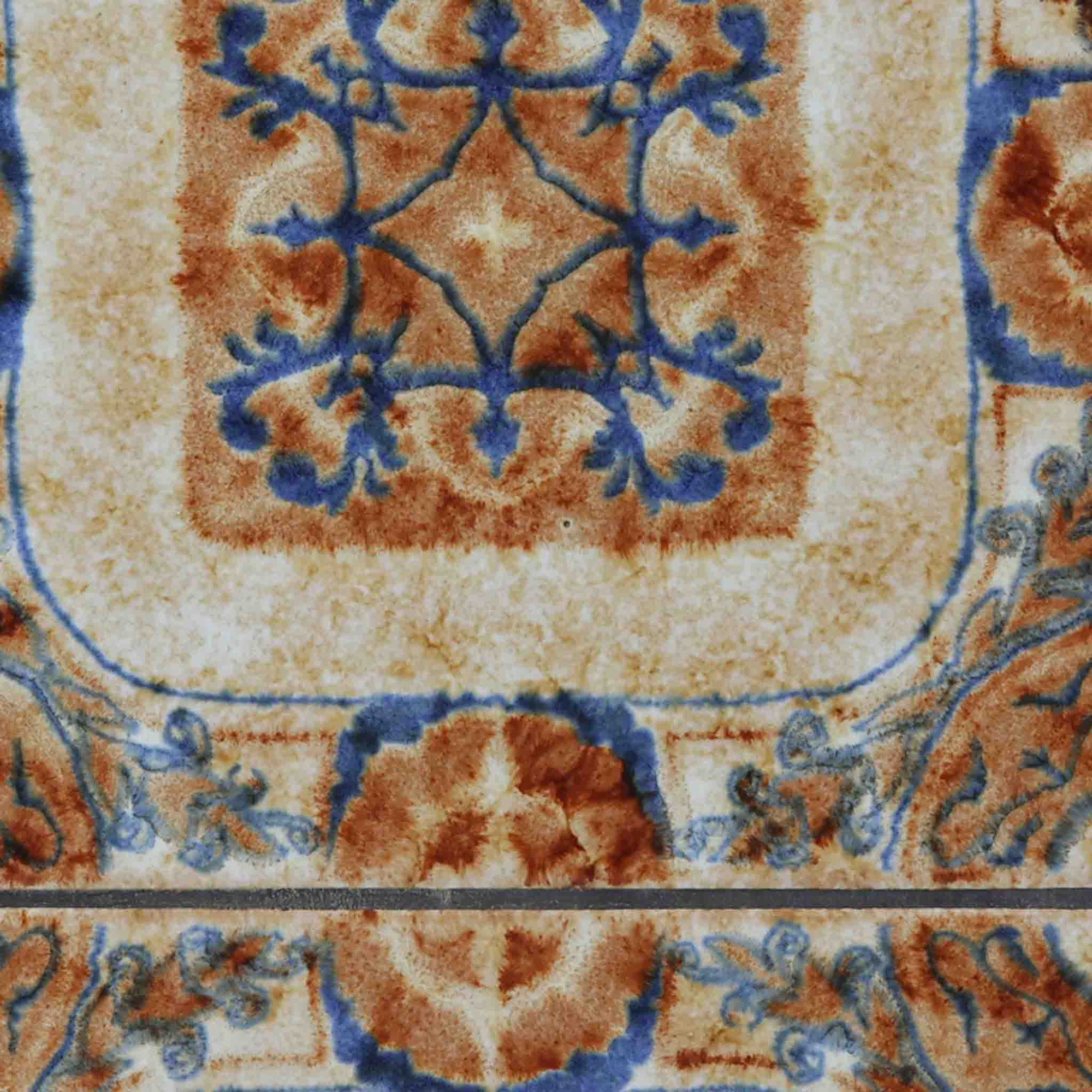 チーク材のフレームに陶磁器タイルを組み合わせたサイドテーブルは、温かみのある木肌と絵柄タイルの表情が調和した北欧ビンテージらしい一品です。天板中央に配されたタイルは、実用性に優れつつ装飾性も高く、経年による釉薬の風合いが落ち着いた存在感を演出します。直線的で端正な脚部構造は安定感があり、ソファ脇の補助台やディスプレイ台、花器やランプを置く台としても取り入れやすく、暮らしの中で静かなアクセントとなるビンテージ家具です。