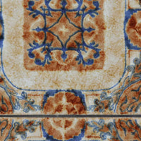 チーク材のフレームに陶磁器タイルを組み合わせたサイドテーブルは、温かみのある木肌と絵柄タイルの表情が調和した北欧ビンテージらしい一品です。天板中央に配されたタイルは、実用性に優れつつ装飾性も高く、経年による釉薬の風合いが落ち着いた存在感を演出します。直線的で端正な脚部構造は安定感があり、ソファ脇の補助台やディスプレイ台、花器やランプを置く台としても取り入れやすく、暮らしの中で静かなアクセントとなるビンテージ家具です。