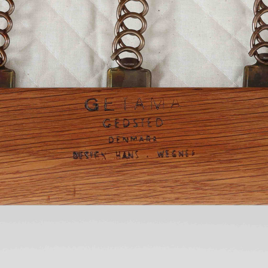 Hans J. Wegner（ハンス・J・ウェグナー）によるデザインで、Getama社から発表されたトリプルソファ「GE290」です。堅牢なオーク材フレームにボリュームのあるクッションを組み合わせた構造で、しっかりとした座り心地と安定感を実現しています。ビンテージならではのクッション内部にはスプリングが内包されており、しなやかな弾力と快適な座り心地を長く保ちます。特徴的なアームのラインや背面の格子フレームは、どの角度から見ても美しく、空間の主役となる存在感を放ちます。ブルー系ファブリックがオーク材の温もりと調和し、北欧らしい落ち着いた雰囲気を演出する名作ビンテージソファです。