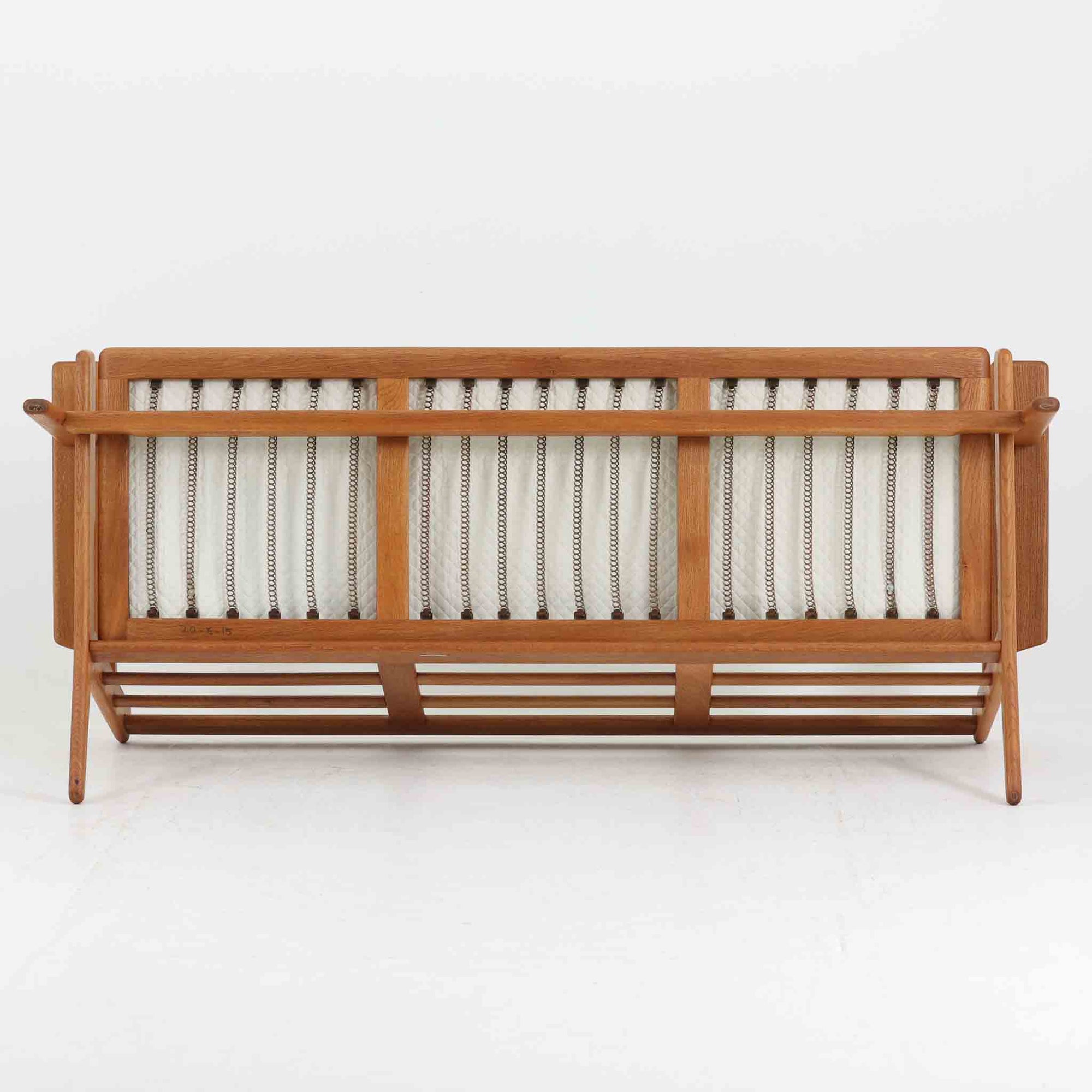 Hans J. Wegner（ハンス・J・ウェグナー）によるデザインで、Getama社から発表されたトリプルソファ「GE290」です。堅牢なオーク材フレームにボリュームのあるクッションを組み合わせた構造で、しっかりとした座り心地と安定感を実現しています。ビンテージならではのクッション内部にはスプリングが内包されており、しなやかな弾力と快適な座り心地を長く保ちます。特徴的なアームのラインや背面の格子フレームは、どの角度から見ても美しく、空間の主役となる存在感を放ちます。ブルー系ファブリックがオーク材の温もりと調和し、北欧らしい落ち着いた雰囲気を演出する名作ビンテージソファです。