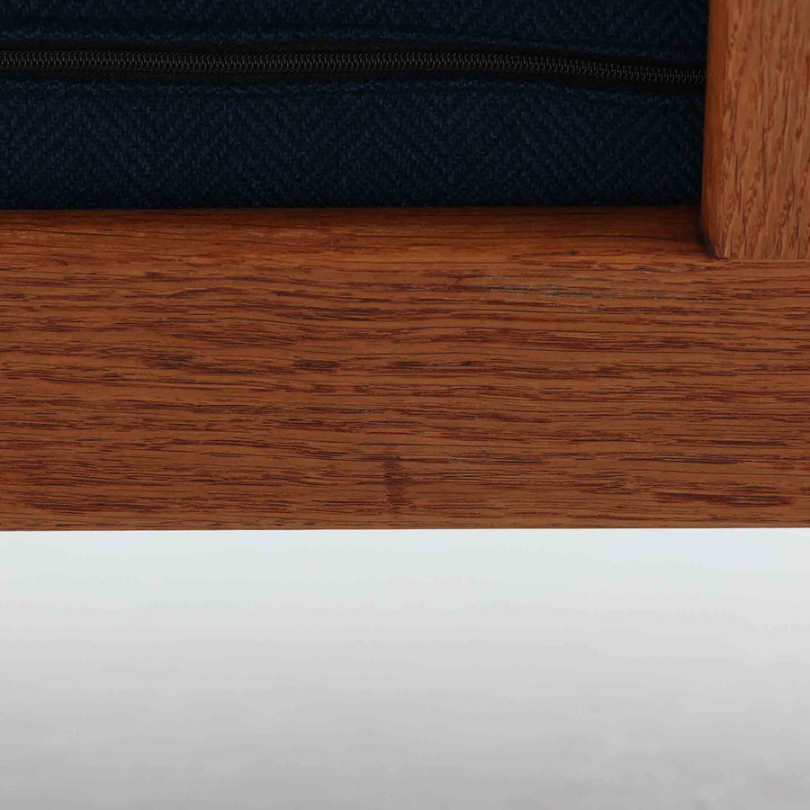 Hans J. Wegner（ハンス・J・ウェグナー）によるデザインで、Getama社から発表されたトリプルソファ「GE290」です。堅牢なオーク材フレームにボリュームのあるクッションを組み合わせた構造で、しっかりとした座り心地と安定感を実現しています。ビンテージならではのクッション内部にはスプリングが内包されており、しなやかな弾力と快適な座り心地を長く保ちます。特徴的なアームのラインや背面の格子フレームは、どの角度から見ても美しく、空間の主役となる存在感を放ちます。ブルー系ファブリックがオーク材の温もりと調和し、北欧らしい落ち着いた雰囲気を演出する名作ビンテージソファです。